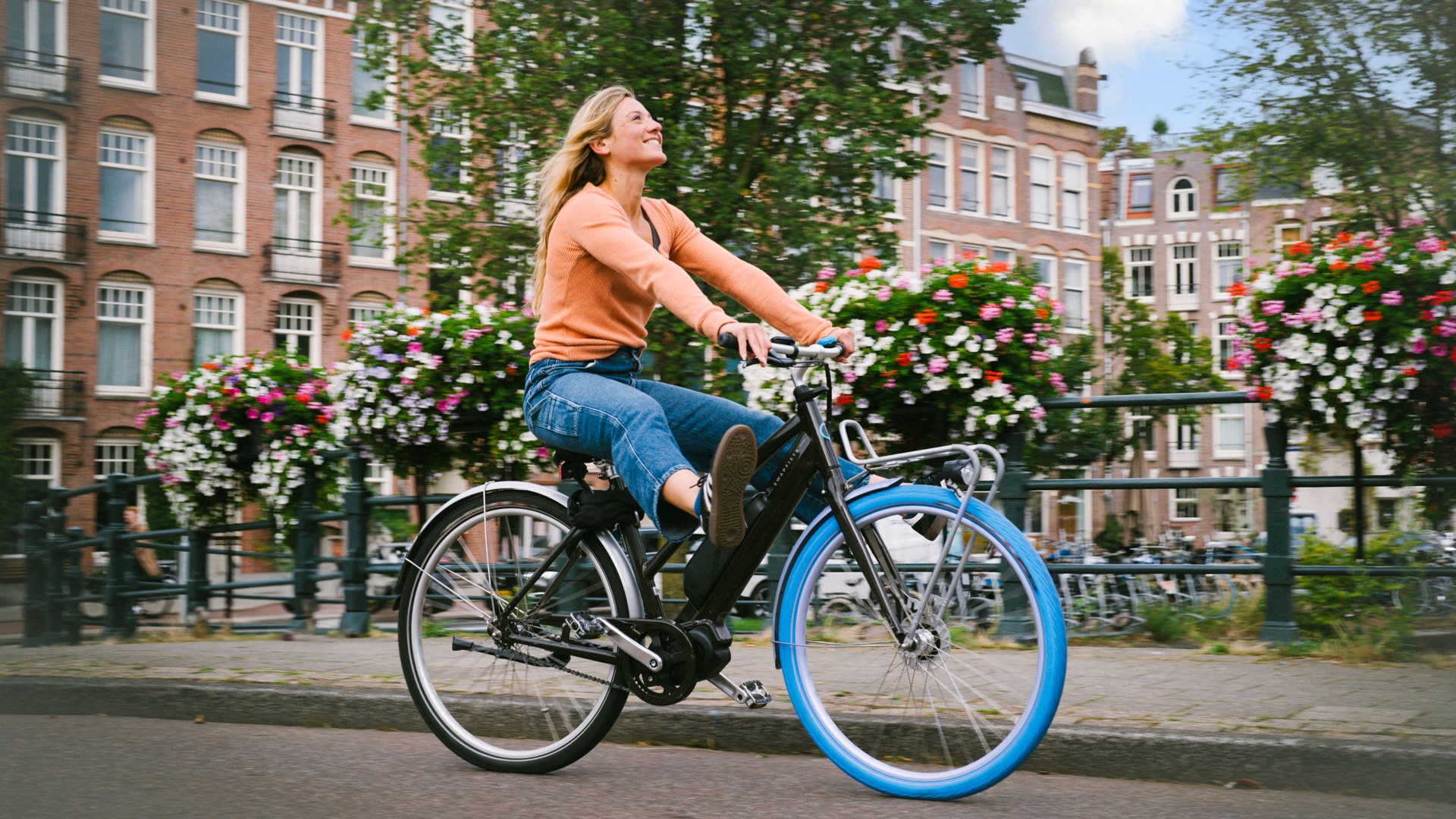 Fille-profite-de-faire-du-vélo