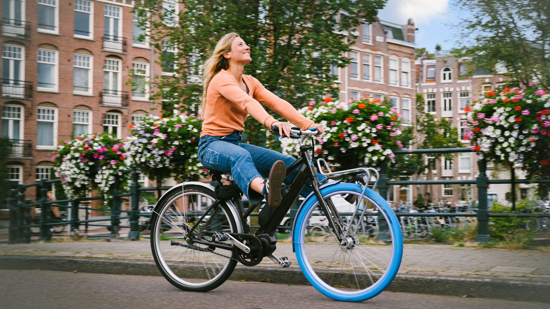 Chica-disfruta-pedaleando