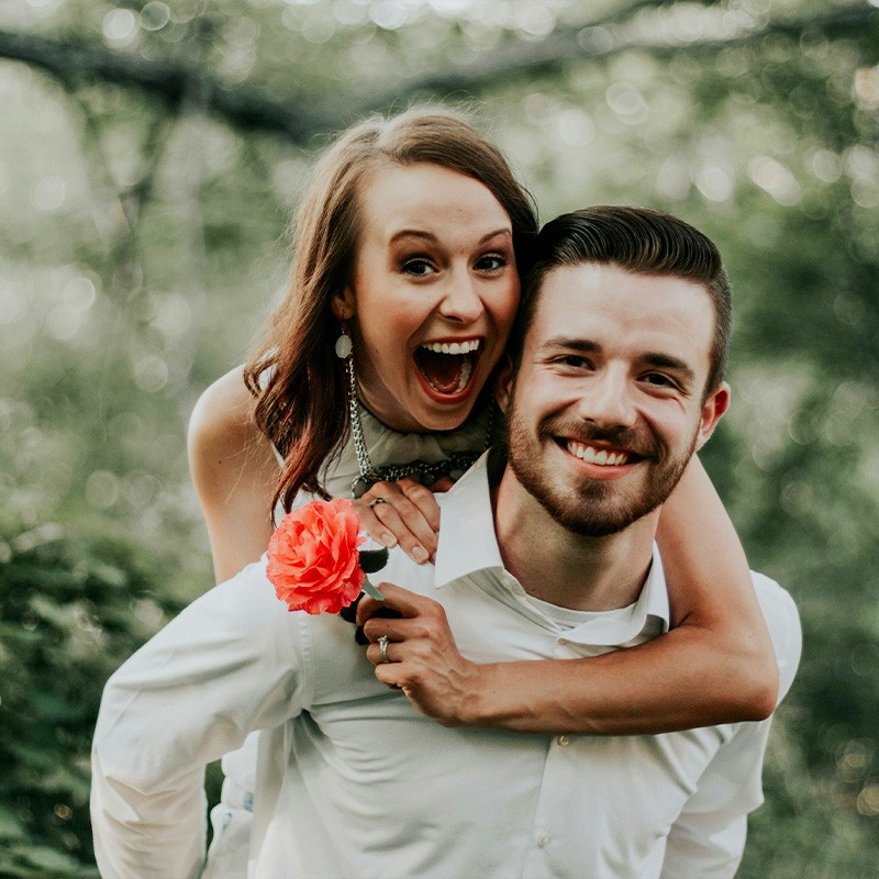 Couple smilling to the camera.