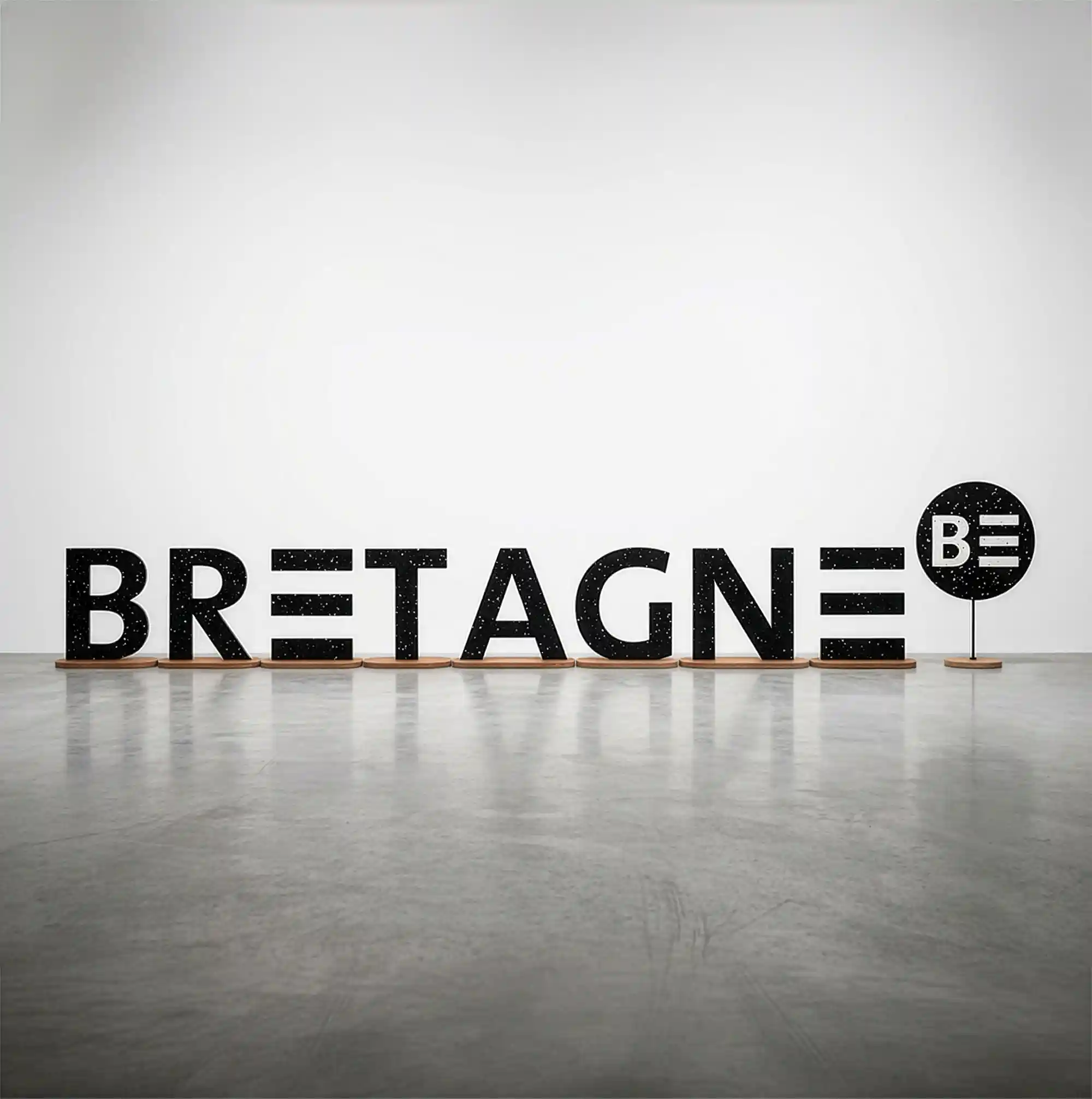 Grandes lettres transportables réalisées pour Marque Bretagne en plastique recyclé et bois