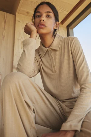 Dans le lookbook de la marque Danoise Another Aspect, le mannequin porte un costume gris et une chemise blanche