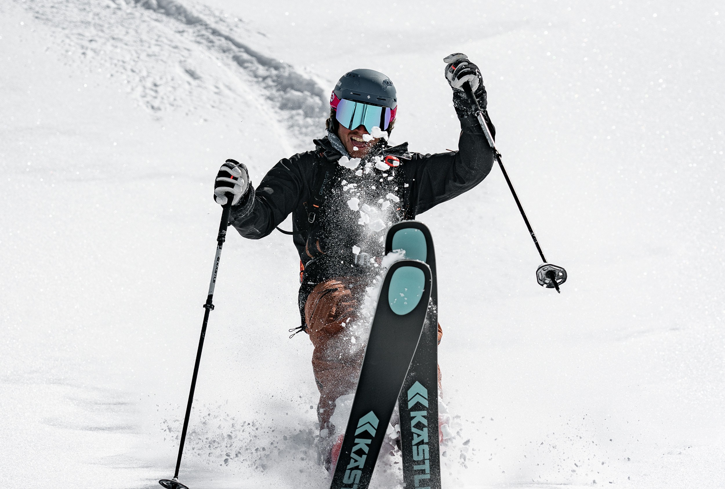 Ein Skifahrer in voller Fahrt auf einem verschneiten Berghang, dynamisch in Szene gesetzt mit Kästle Skiern, die für Präzision und Performance stehen.