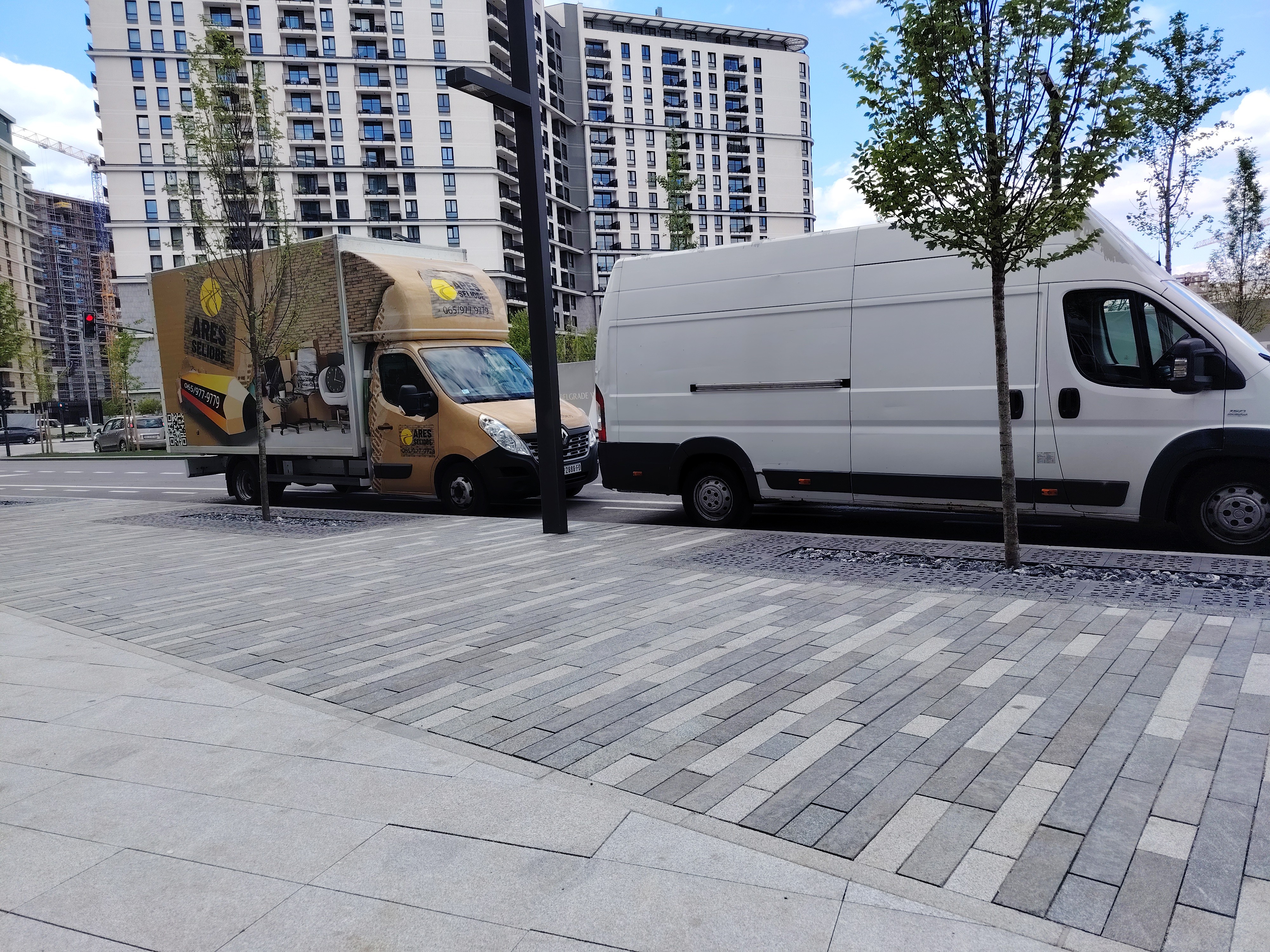Kamioni Ares Selidbe parkirani tokom selidbe u Beogradu ispred stambene zgrade