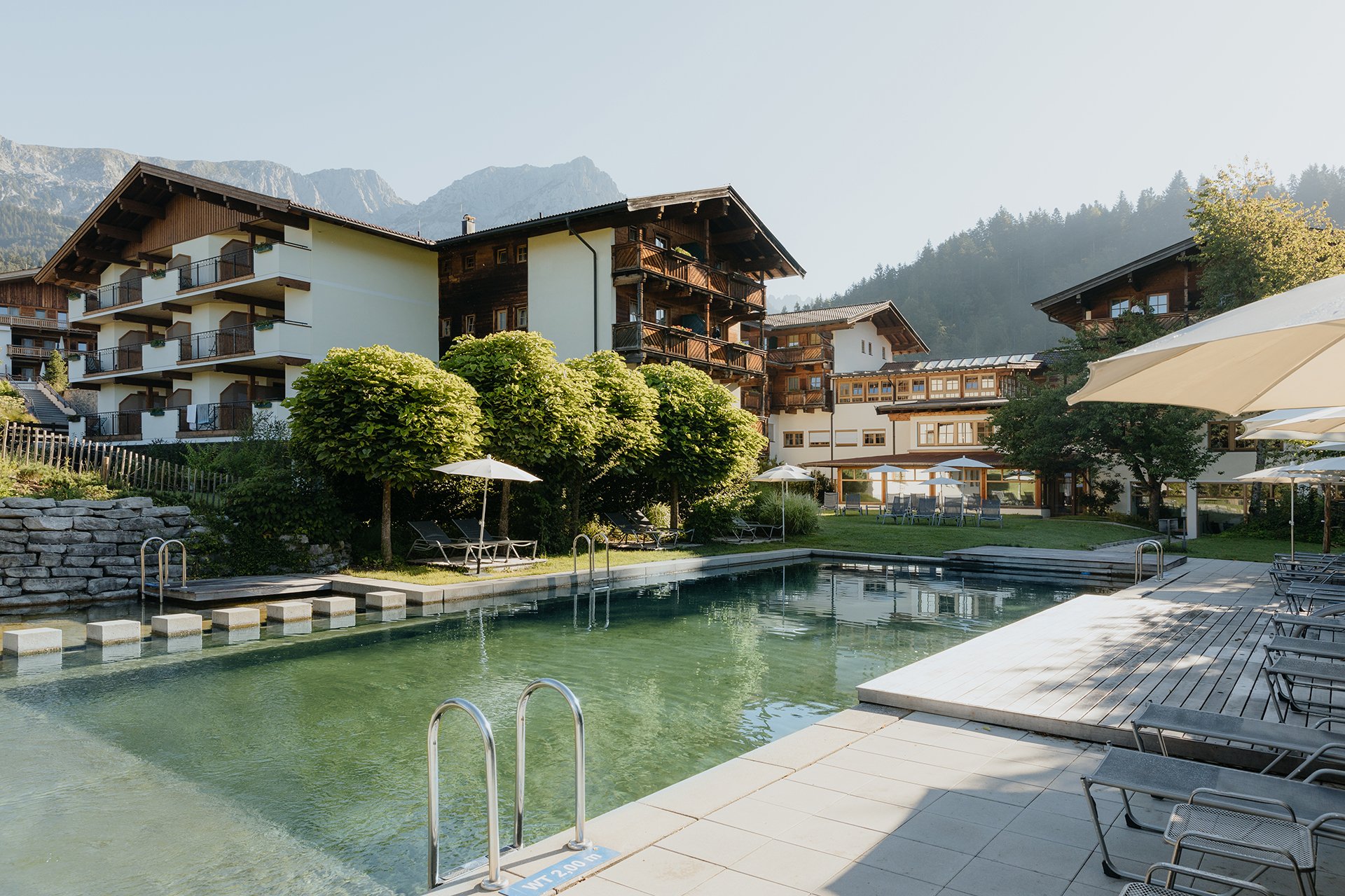 Außenansicht Hotel Kaiser mit Pool.