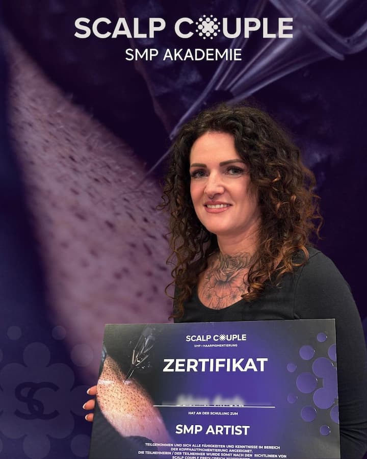 Absolventin der Scalp Couple SMP Akademie hält ihr Zertifikat als SMP Artist