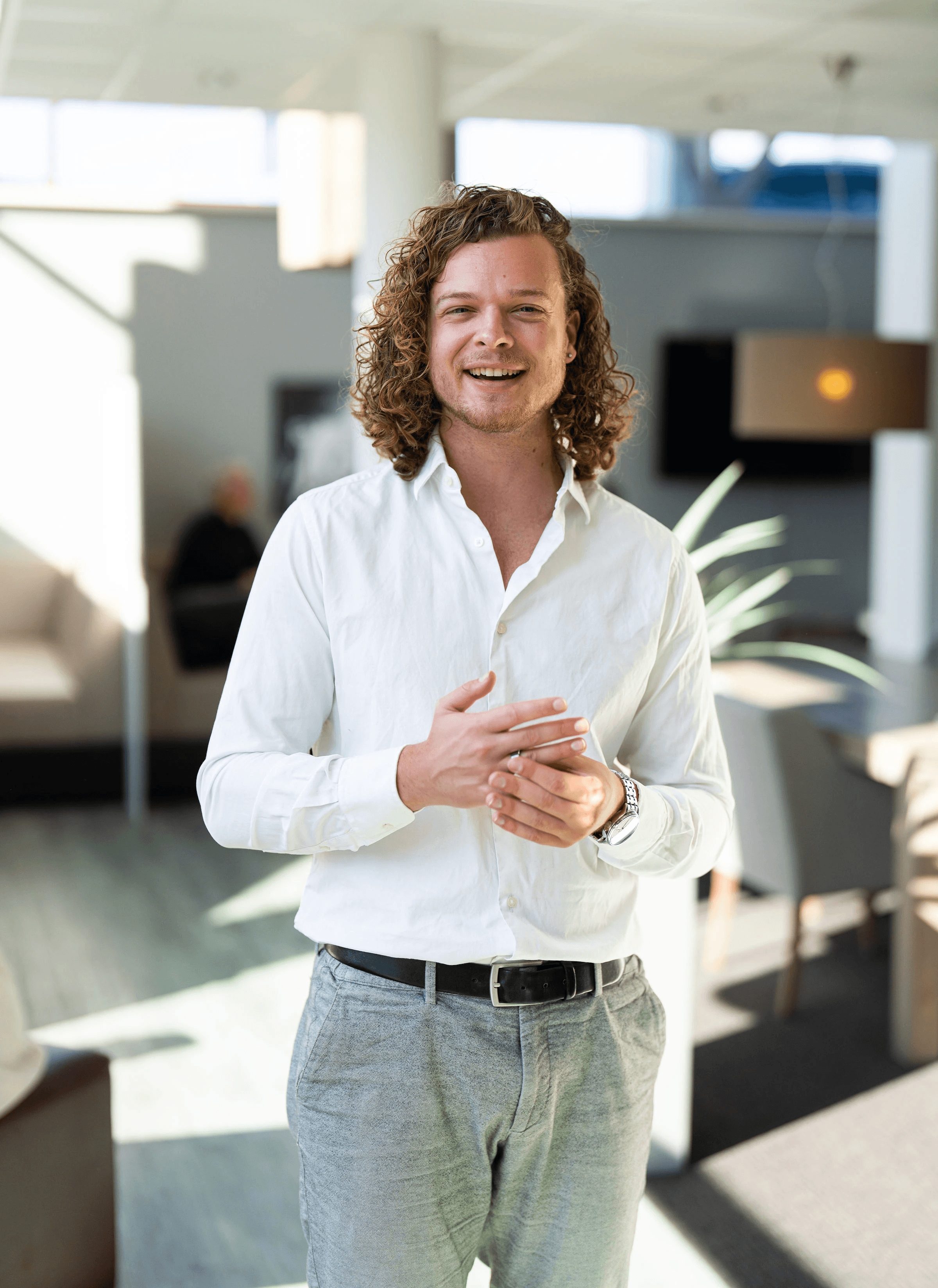SETTL team member offering expert advice on bidding and buying in the Netherlands