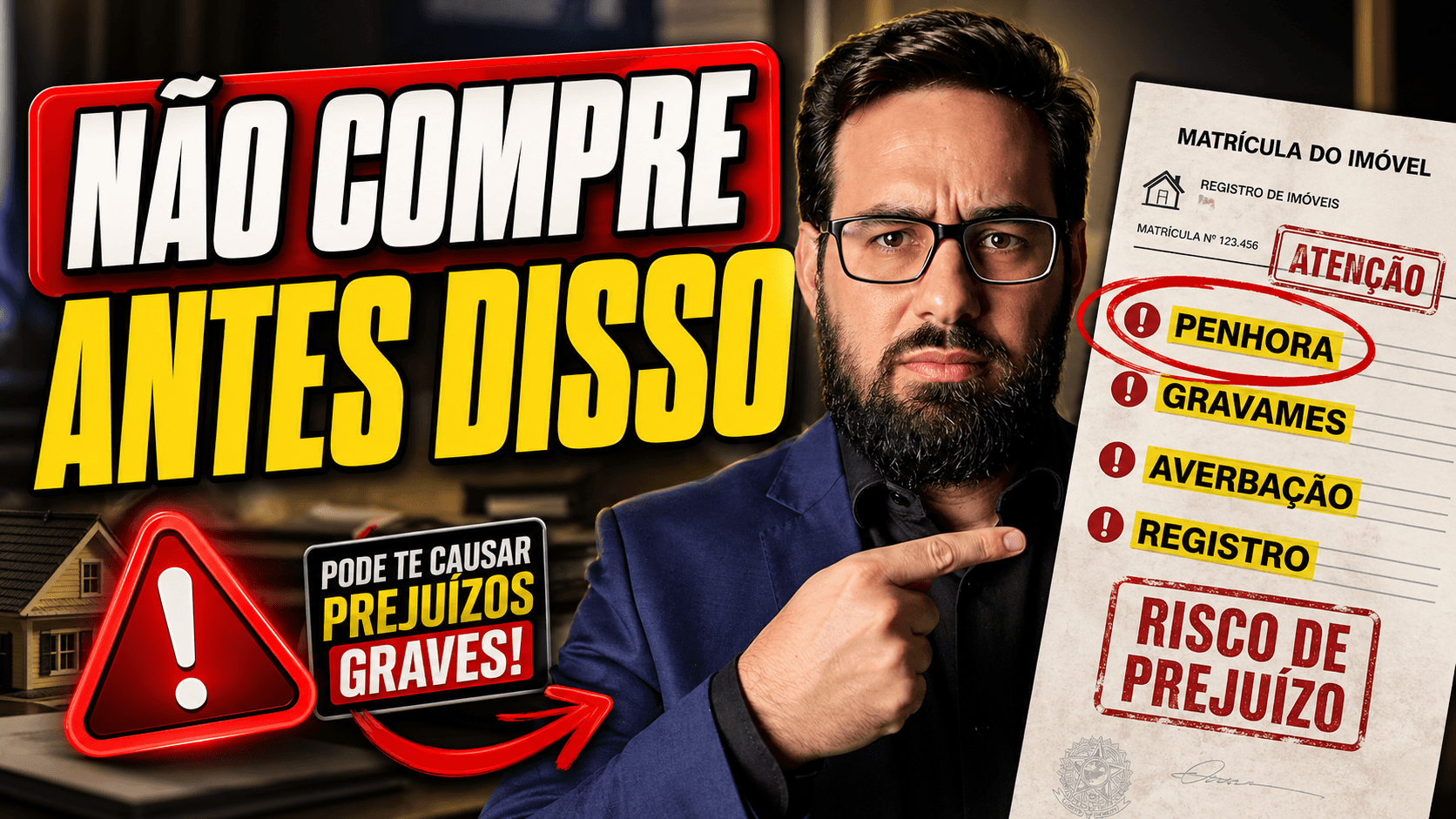 homem de terno azul e camisa preta, expressão séria e de alerta, apontando para documento de matrícula de imóvel com destaques em “PENHORA”, “GRAVAMES”, “AVERBAÇÃO” e “REGISTRO”, acompanhado de ícones de atenção e aviso de risco. Texto grande em destaque diz “NÃO COMPRE ANTES DISSO”. Fundo desfocado de escritório com elementos imobiliários, estilo profissional, iluminação dramática e alto contraste, transmitindo urgência e prevenção de prejuízo na compra de imóveis.