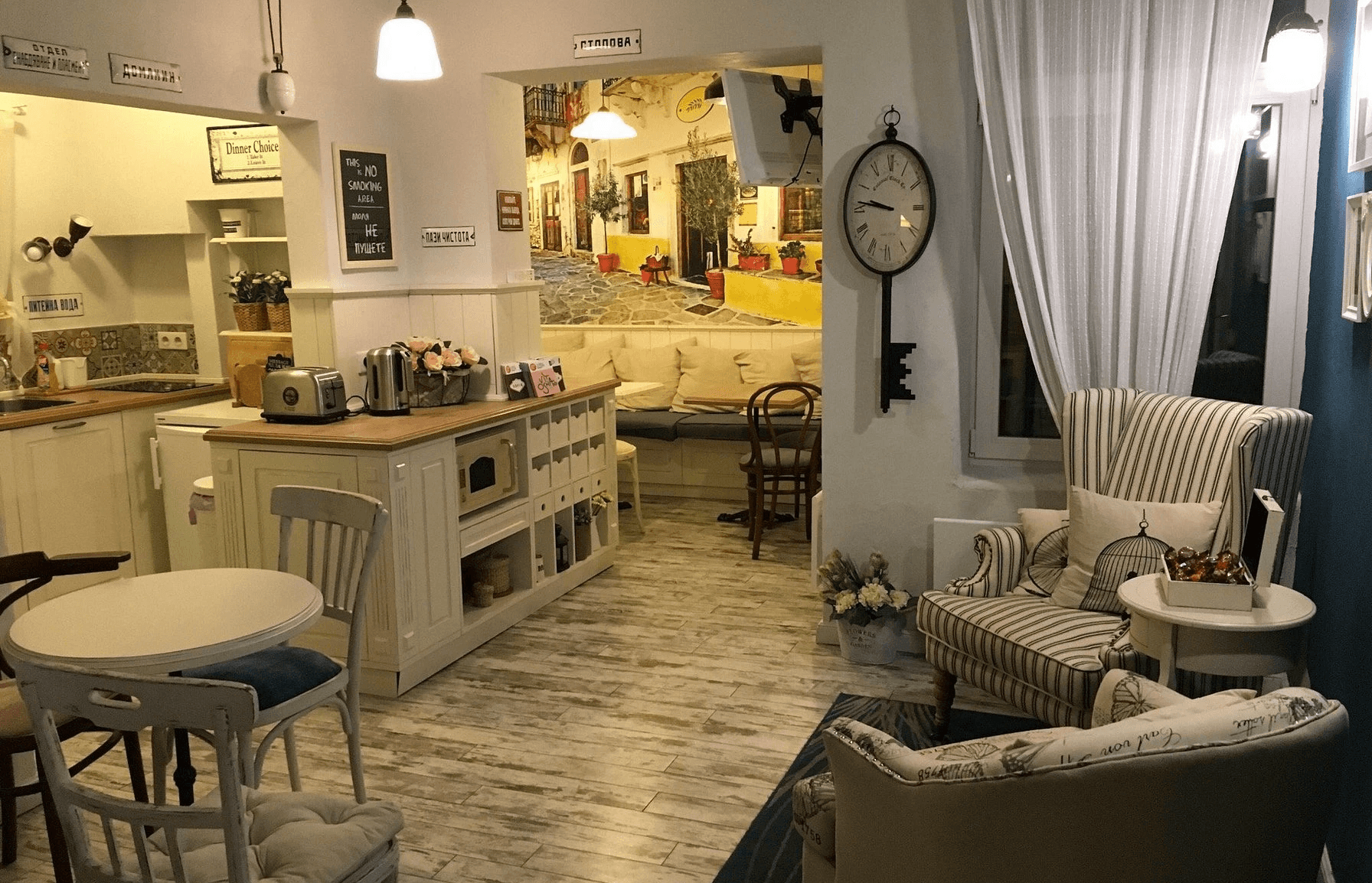 5 Vintage Guest House common area