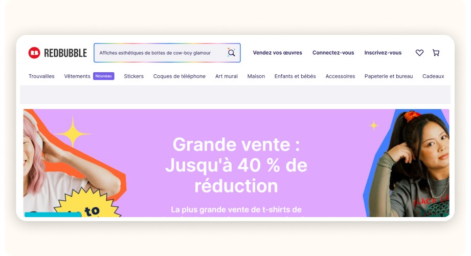 Interface Redbubble mettant en avant une grande vente avec jusqu’à 40 % de réduction sur les t-shirts, accompagnée d’une barre de recherche et de catégories comme vêtements, art mural, stickers et accessoires.