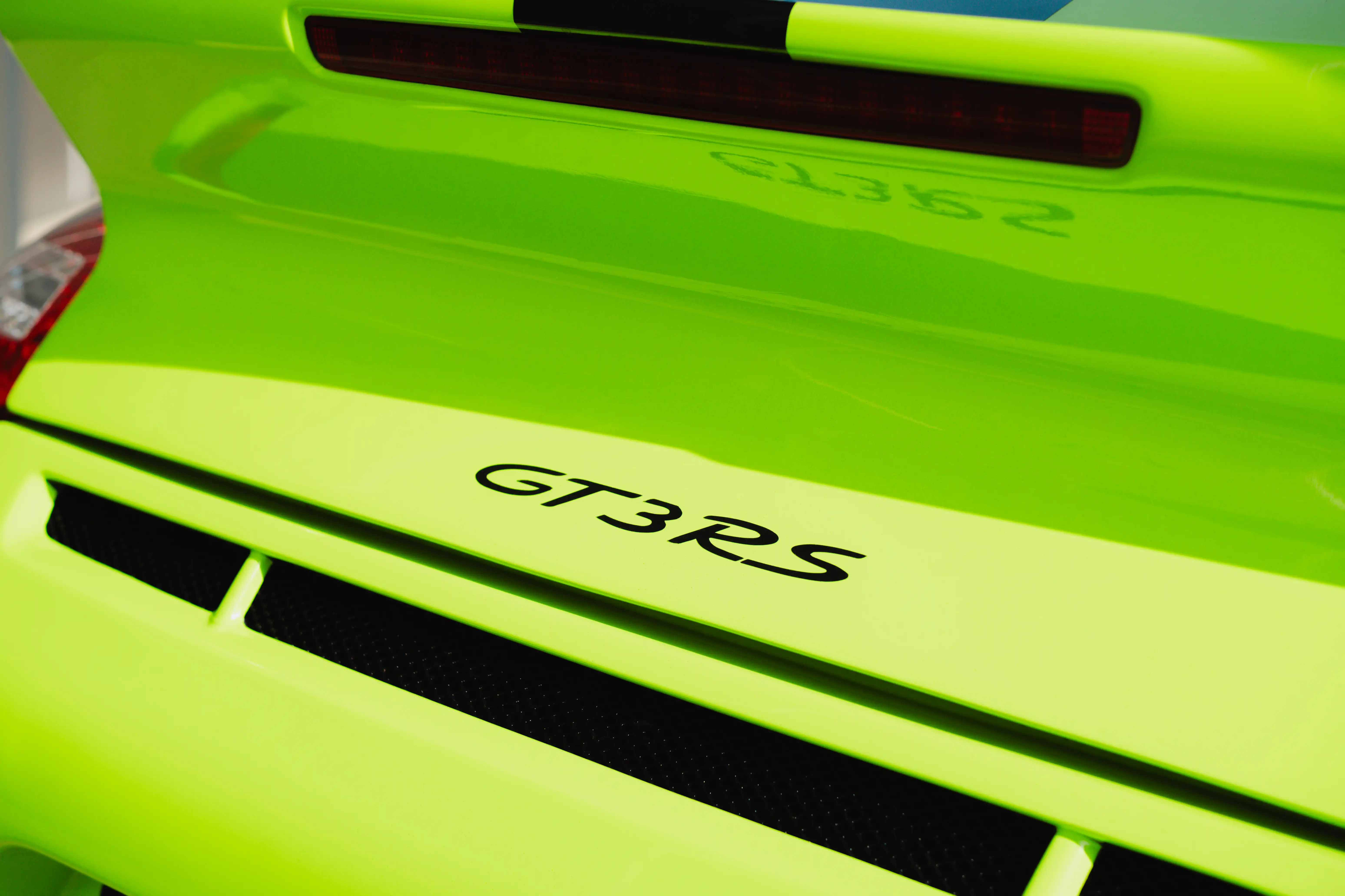 Detailaufnahme des schwarzen GT3 RS Logos