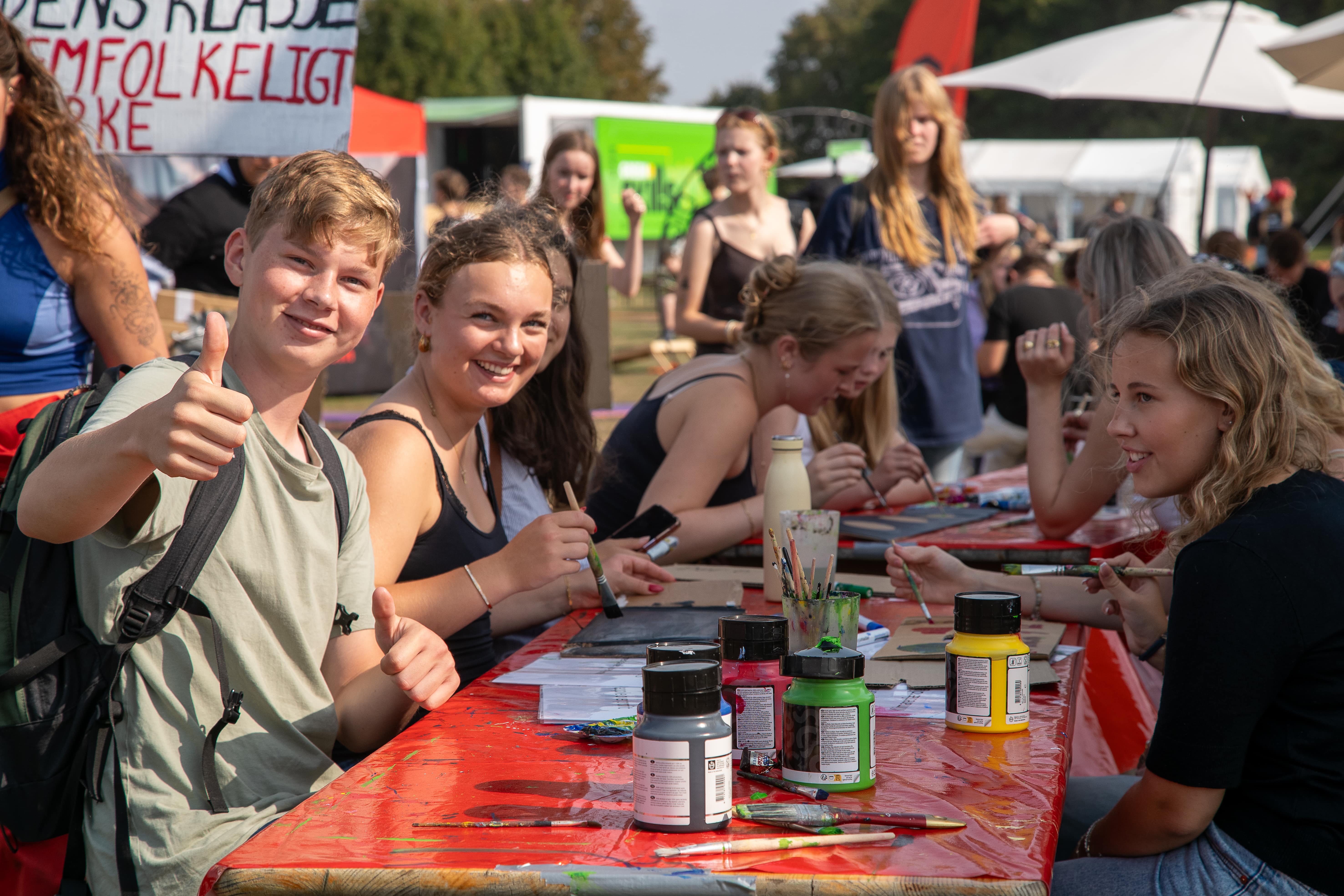 Glade, unge mennesker, der deltager i Ungdommens Folkemøde, som var muliggjort af frivillige
