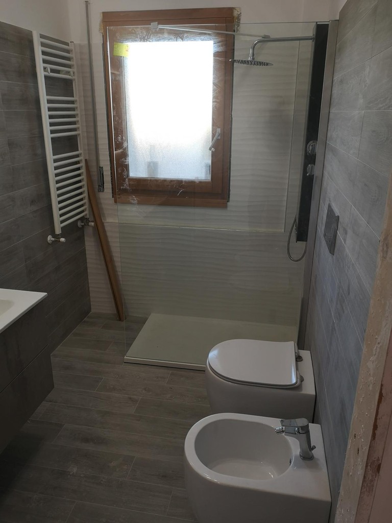 Bouserie elegante su parete bianca appena fatta