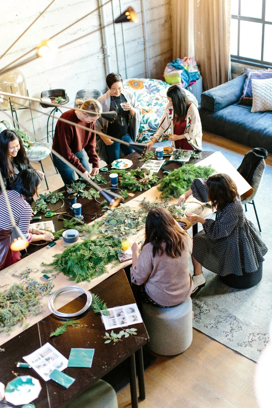 香港企業活動策劃：團隊建設綠植工作坊手作體驗，員工在採光充足室內進行創意協作。