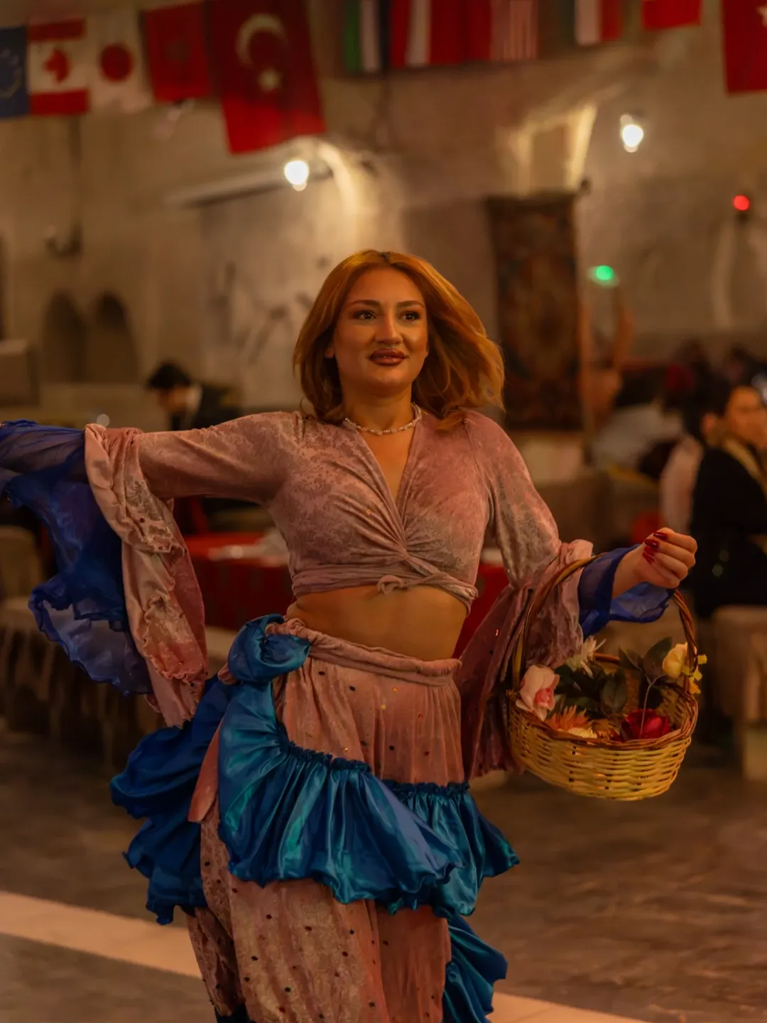 kızlar dans gösterisi