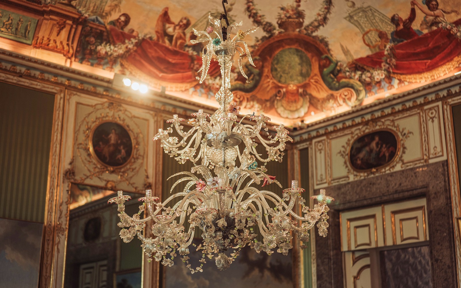 Elegante candelabro y techo adornado en el Palacio Real de Caserta.