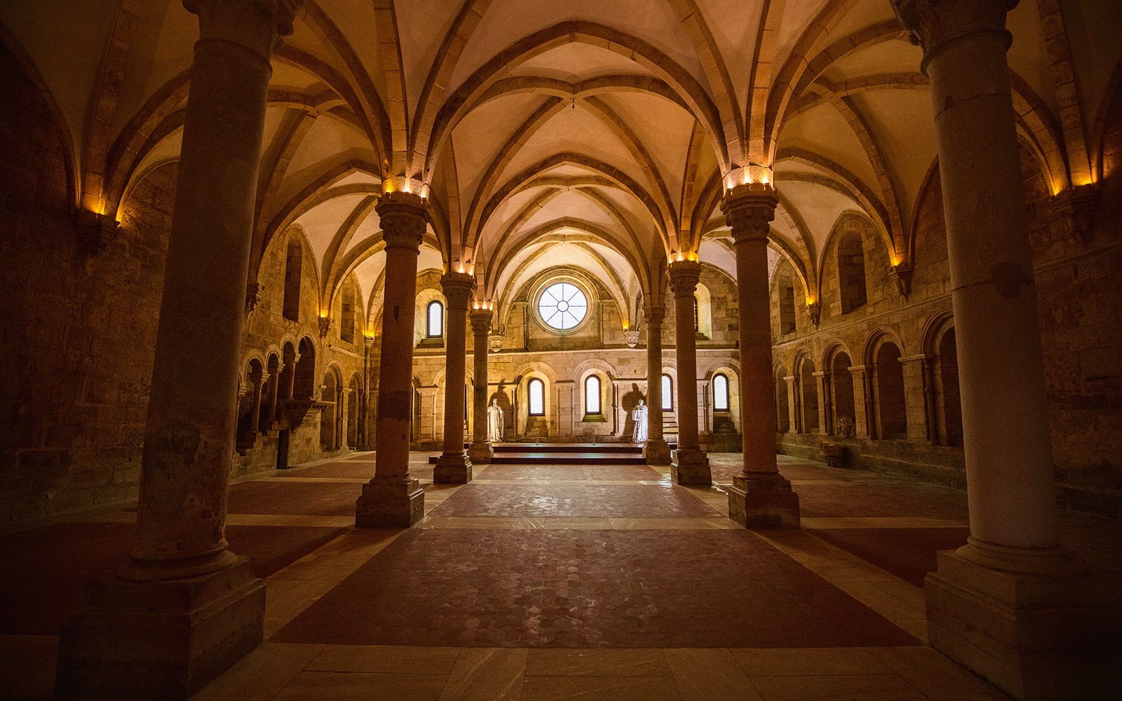 Portekiz'deki Alcobaça Manastırı'nda tonozlu tavanlar ve sütunlarla donatılmış yemek salonu.