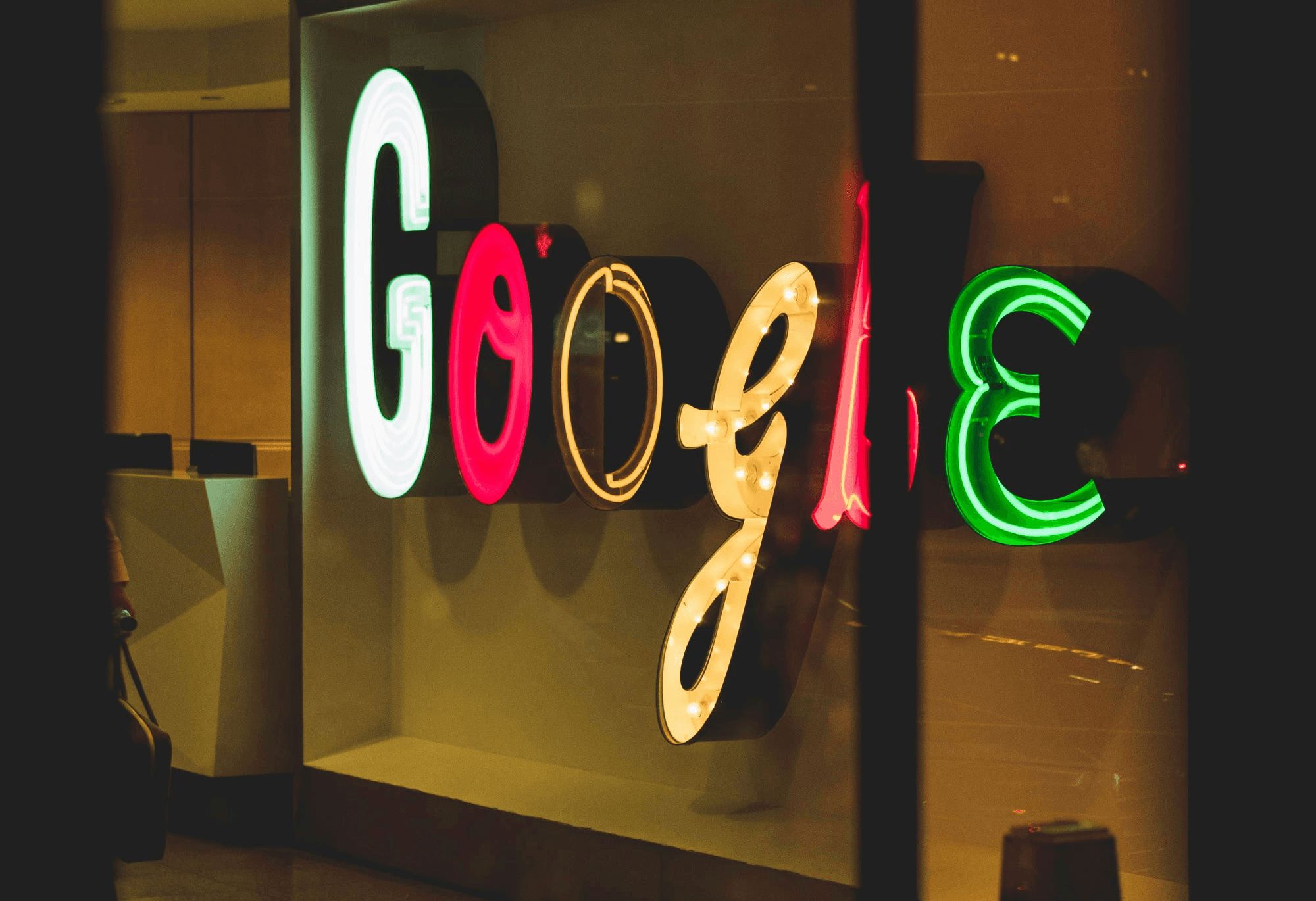 Un logo en néon de Google dans un hall d'entrée de bureau