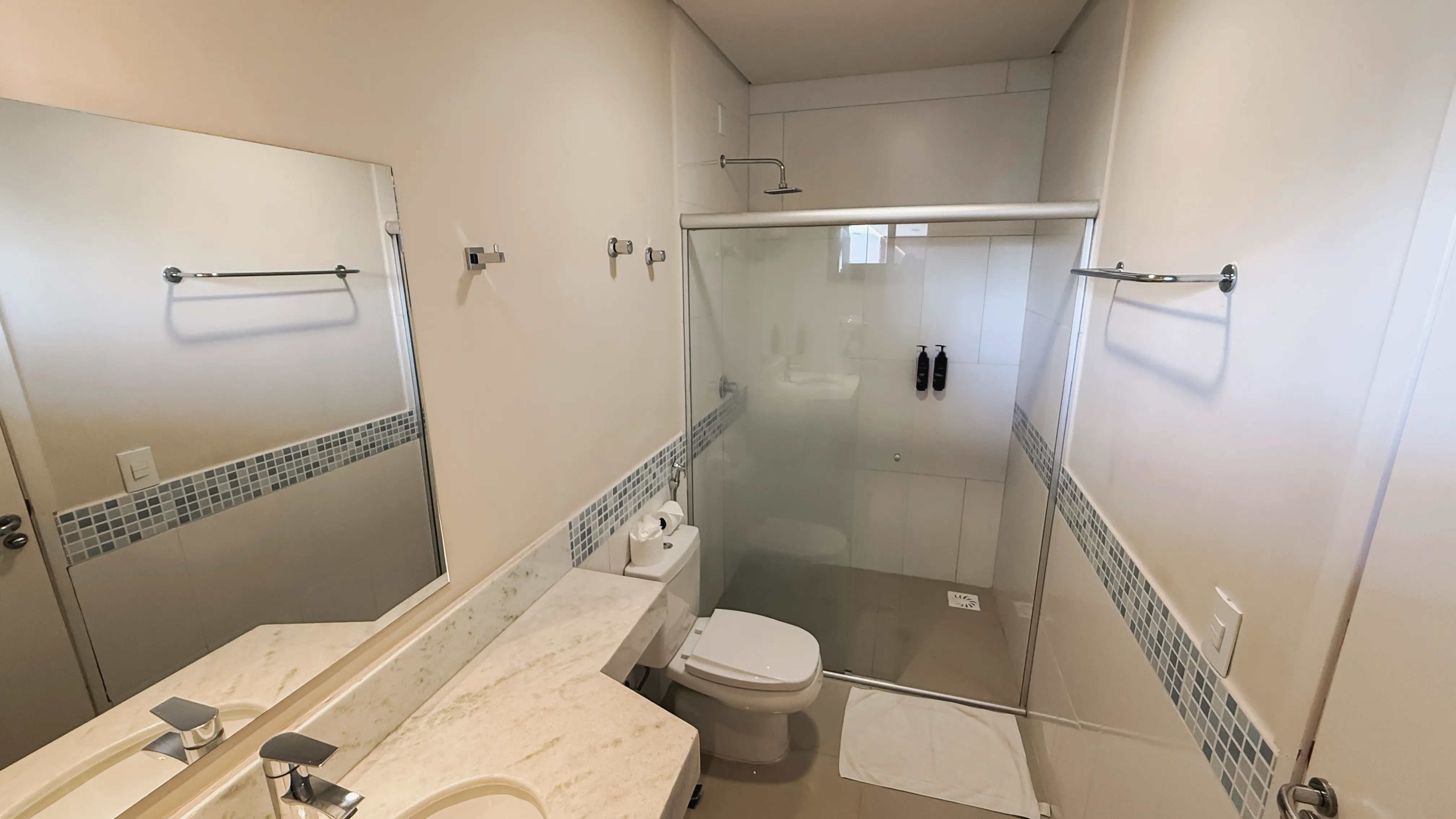 Banheiro do Apartamento Triplo com box de vidro.