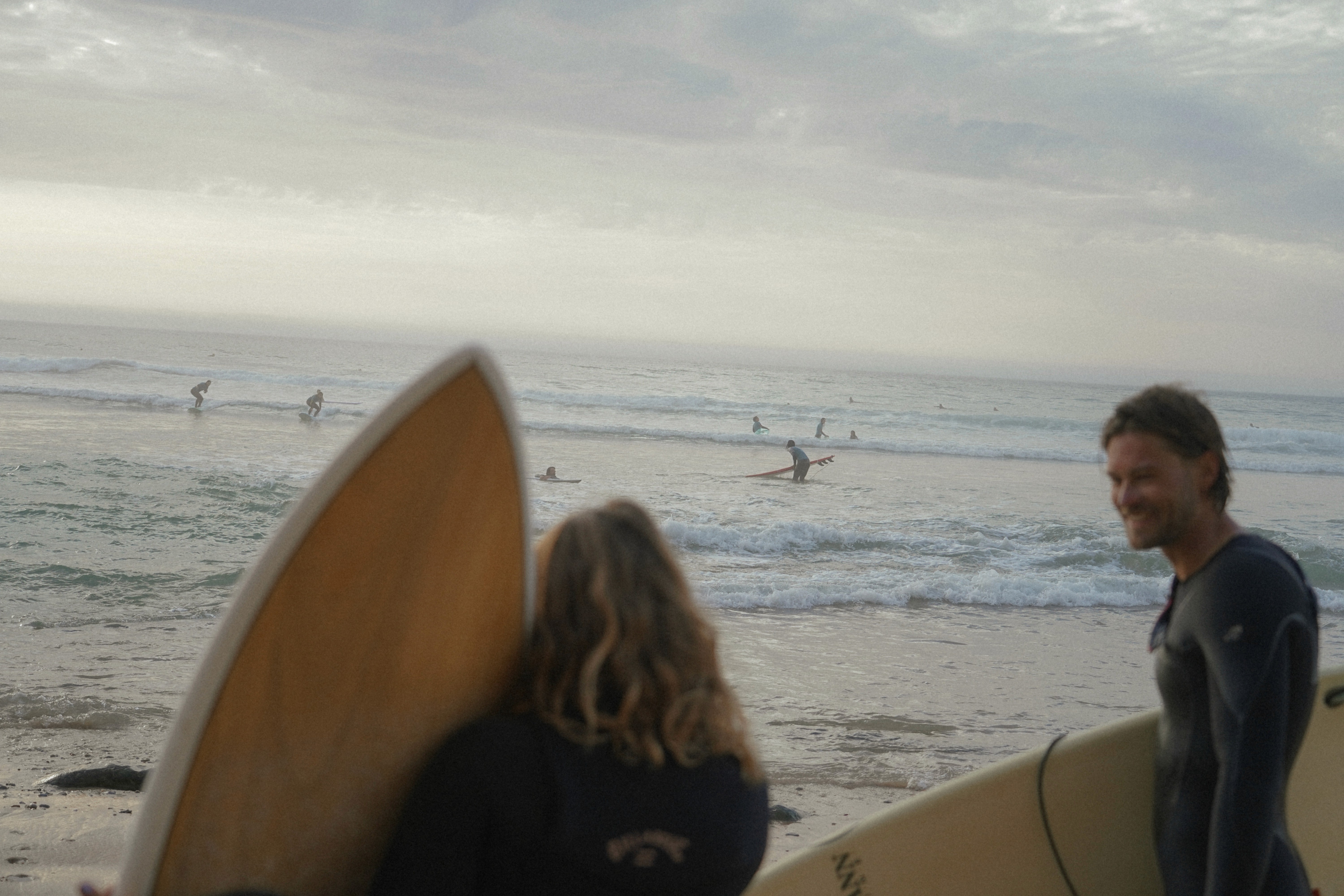 Personas haciendo surf