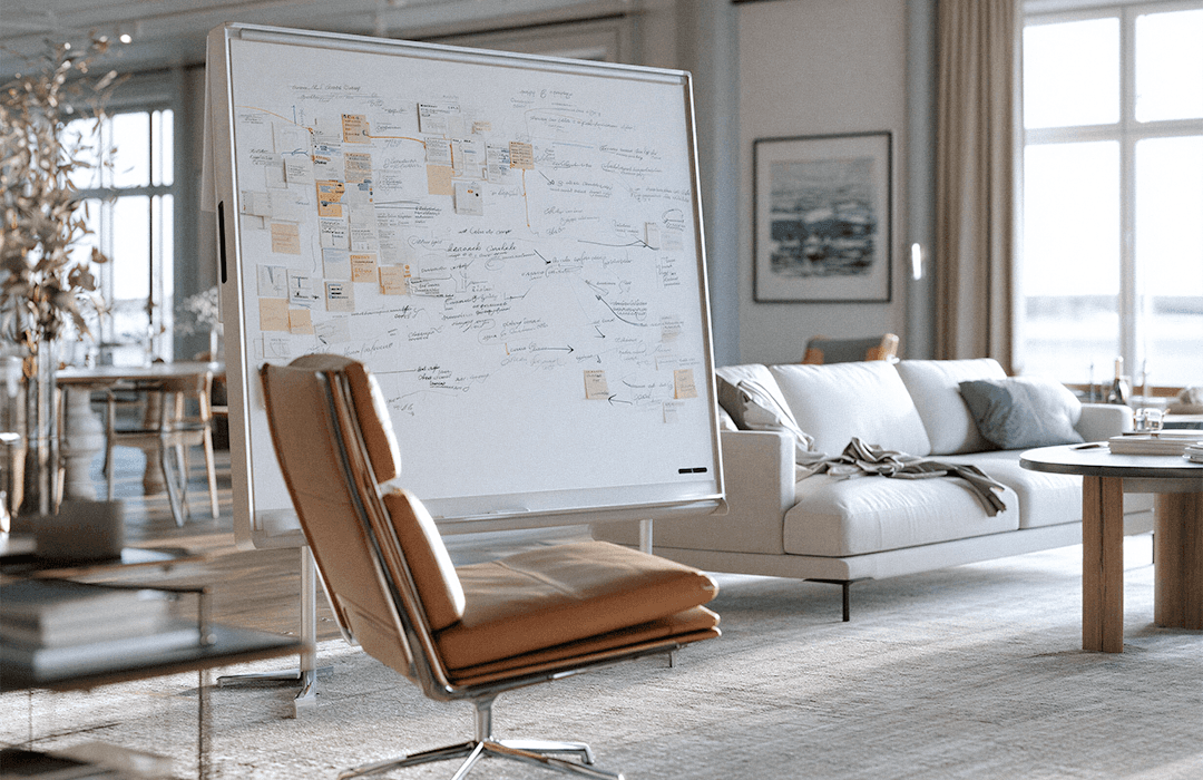Quadro branco repleto de anotações e post-its em um escritório moderno, simbolizando o planejamento estratégico na Inspira.