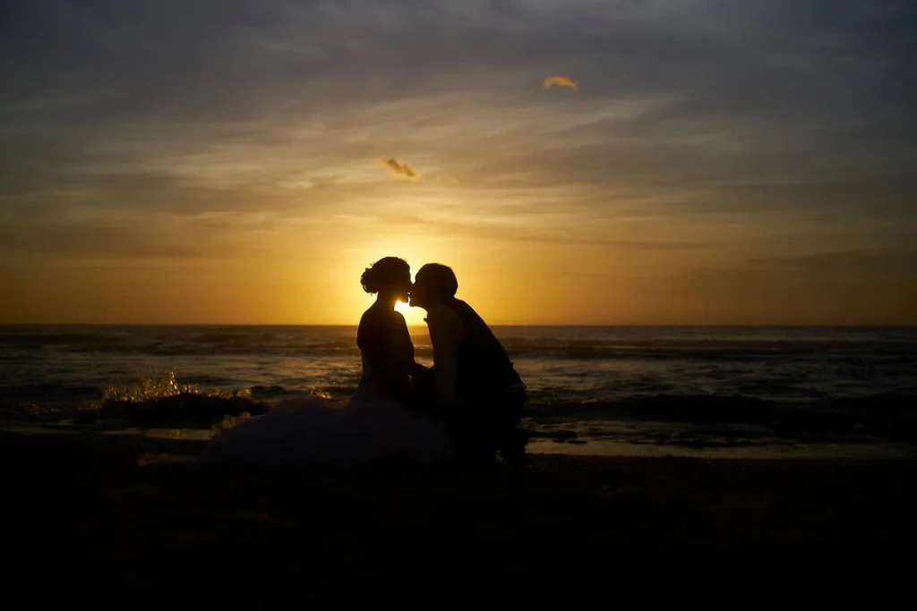 Photographie de mariage de prestige à La Réunion au coucher du soleil par David Dijoux