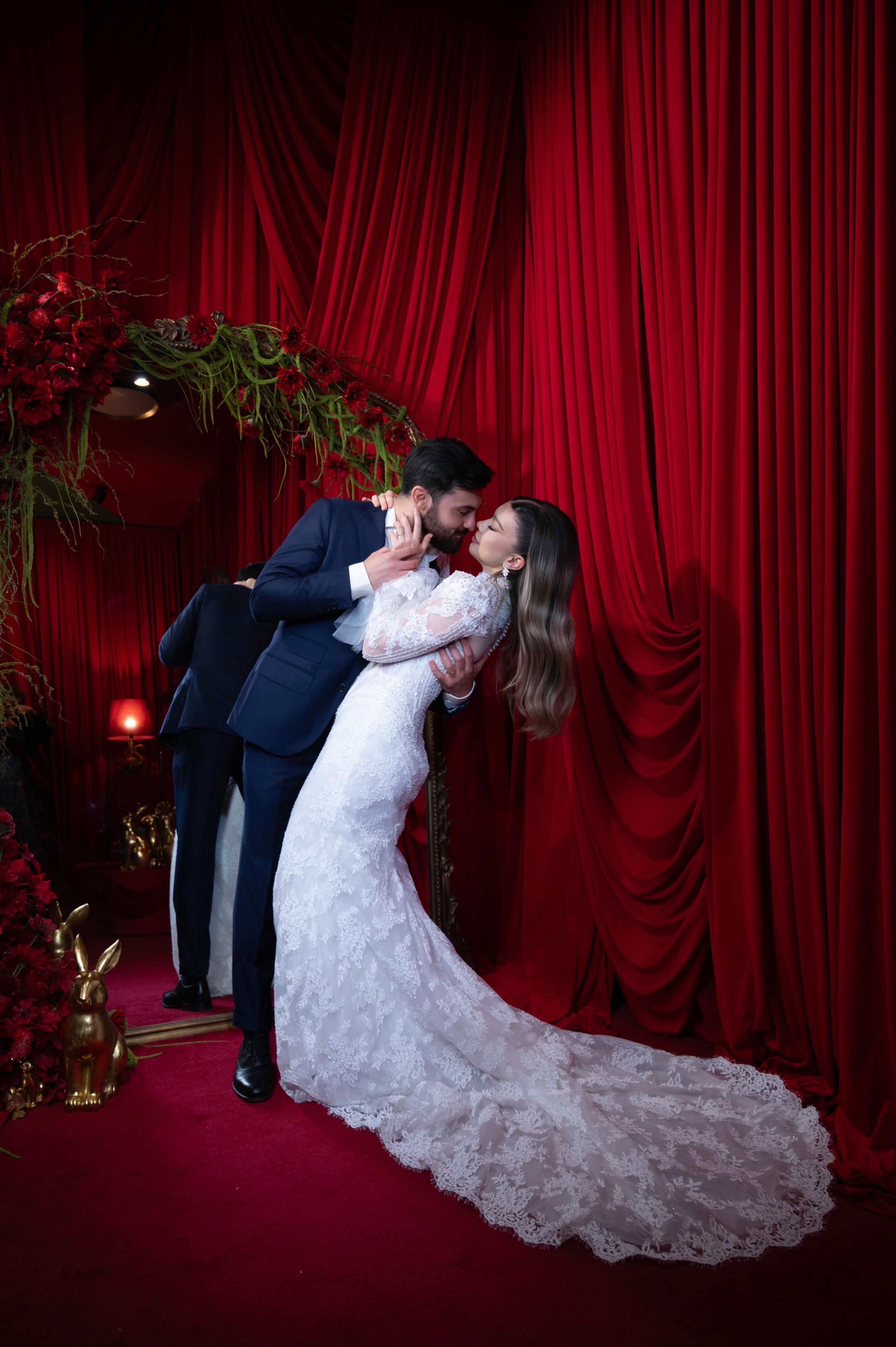 Mire și mireasă fotografiați într-un moment romantic cu lumină cinematică și decor elegant, fotografie de nuntă în București