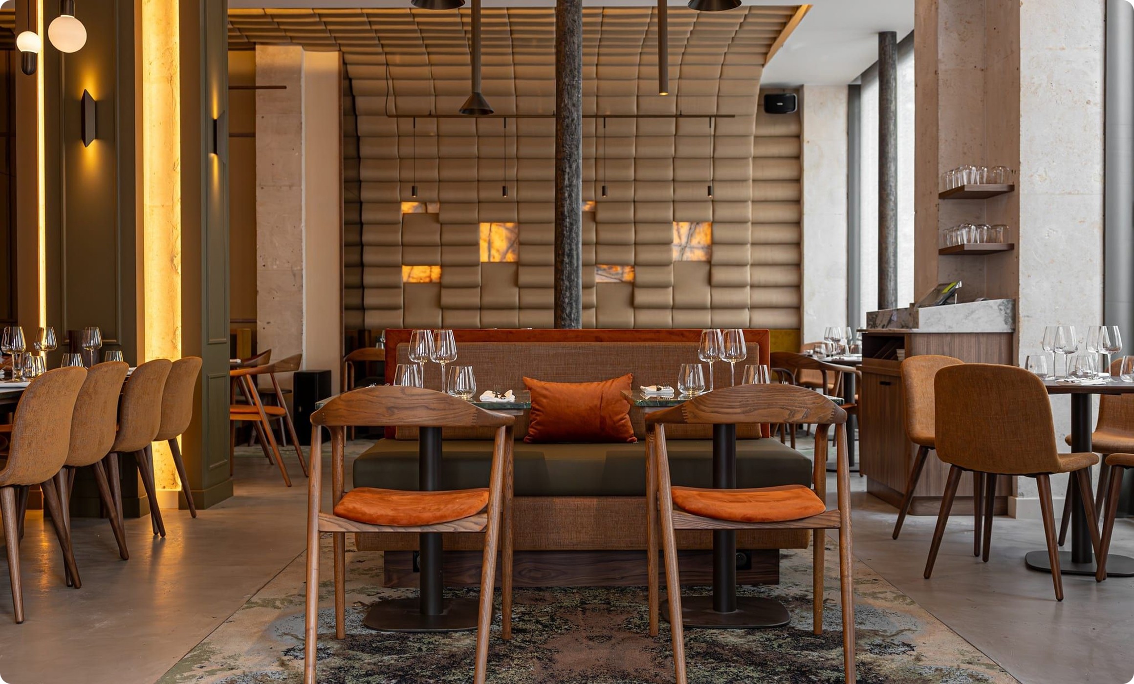 Table d'un restaurant moderne.