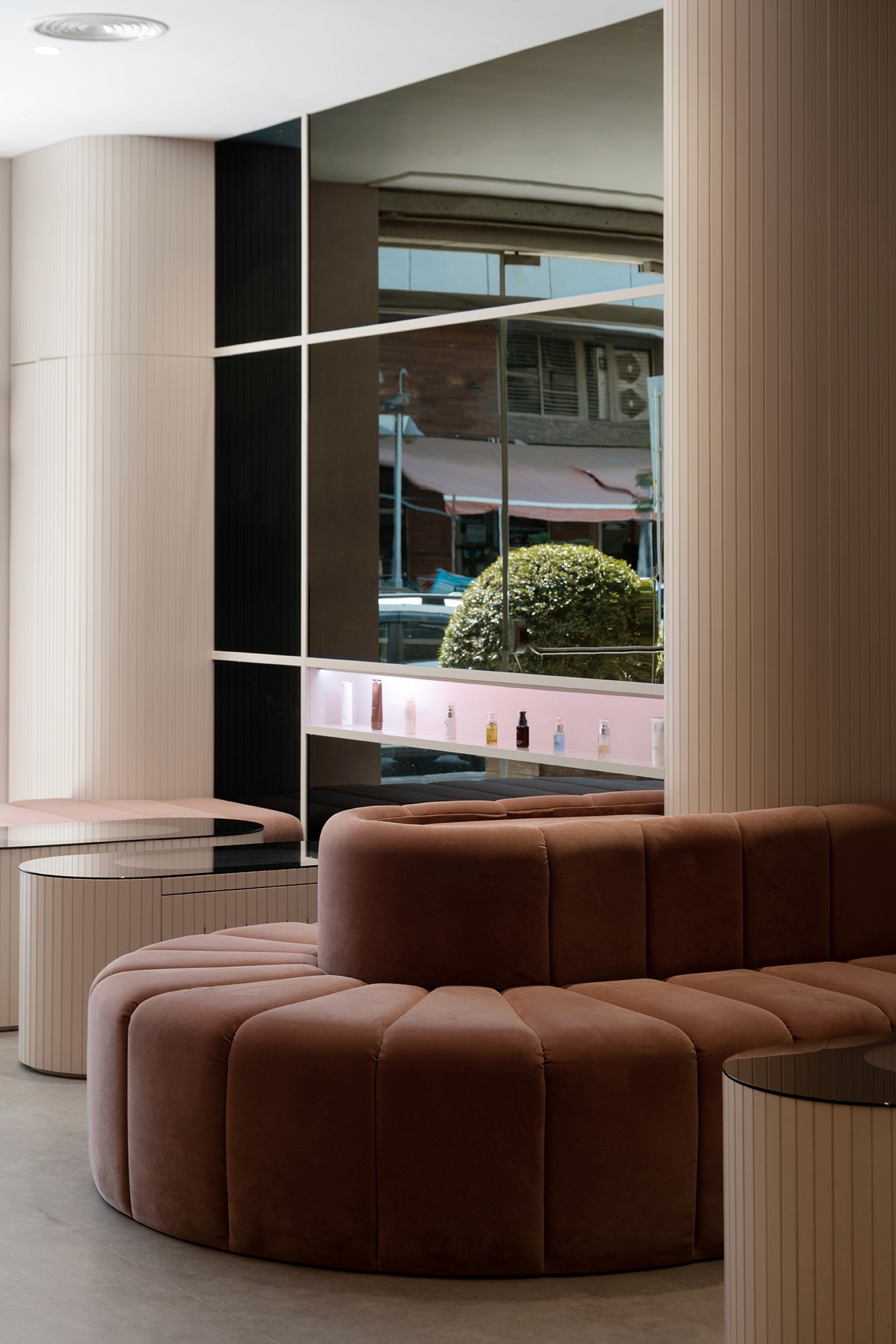 חווית לקוח אינטראקטיבית: שולחנות קפה מעוצבים עם מסכי מגע (Touch Screens) משולבים, המאפשרים בחירת מוצרים תוך כדי ישיבה בלאונג'.