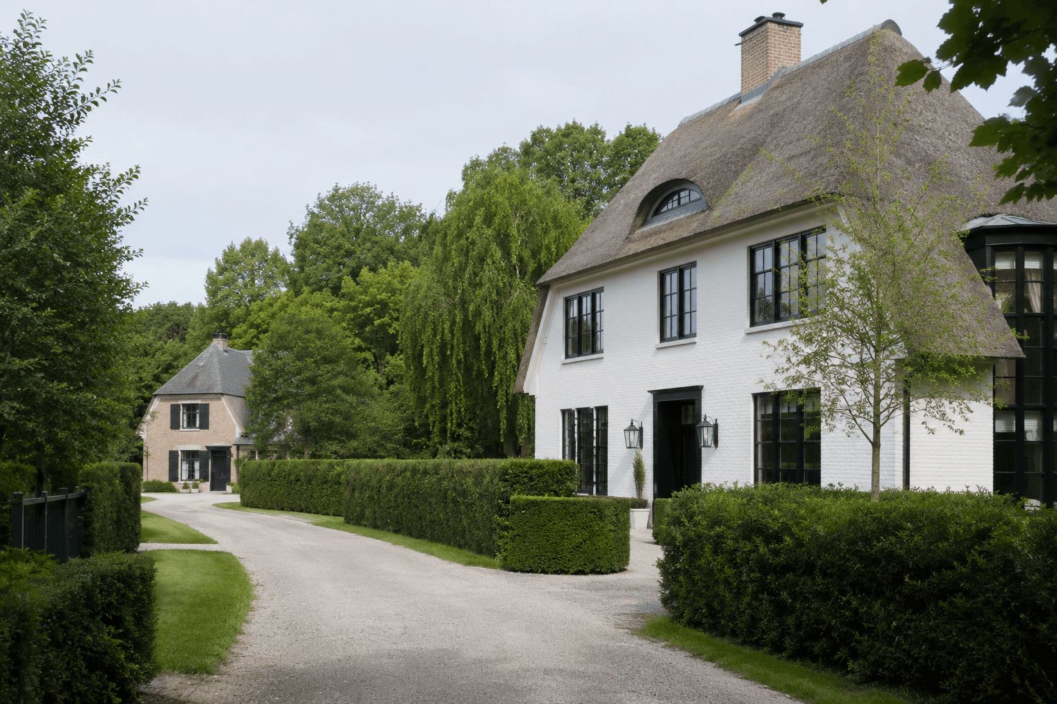 Quartier résidentiel à Lasne avec maisons de standing nécessitant une rénovation de toiture