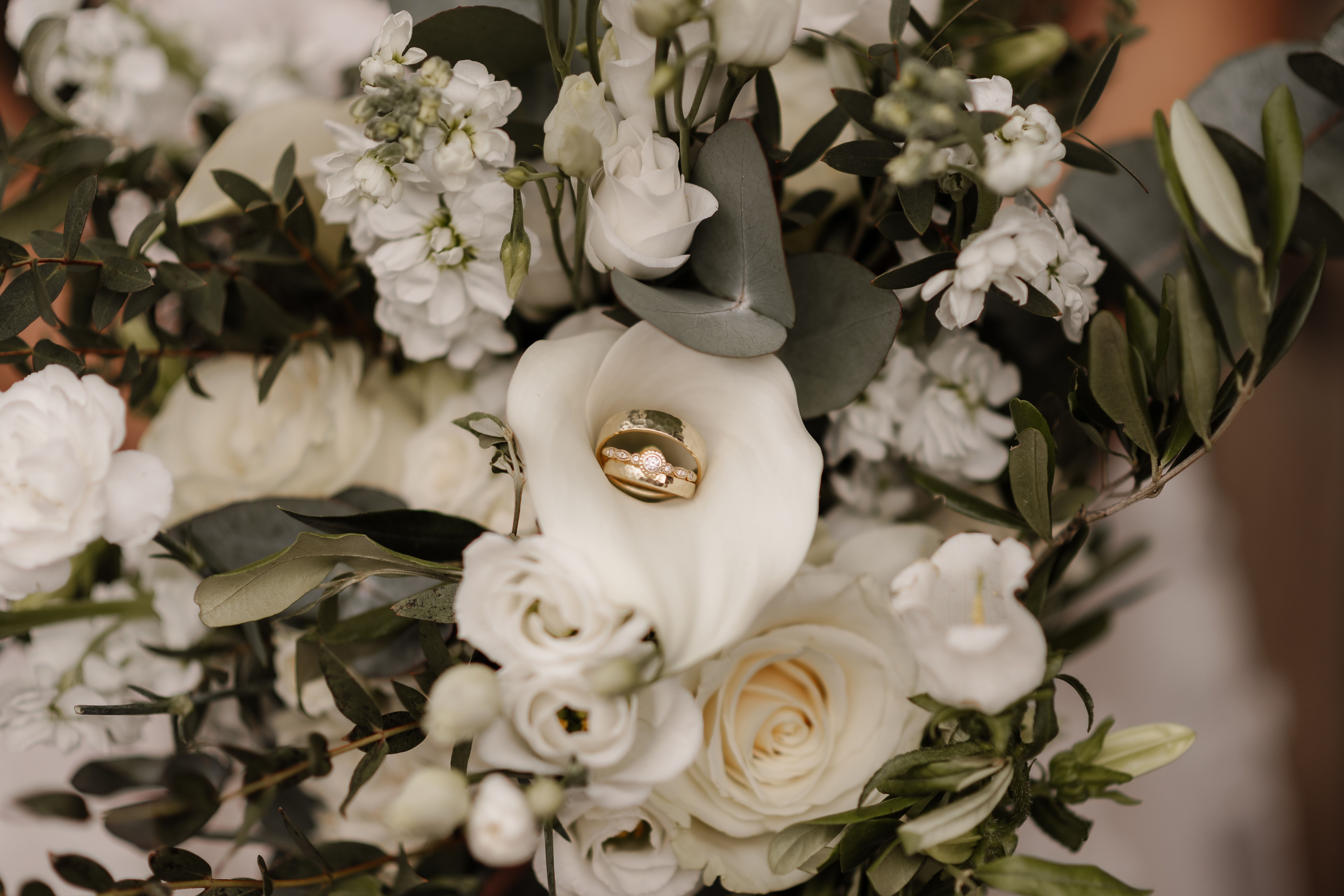 Eheringe im weißen Brautstrauß – ästhetische Hochzeitsdetails und Floristik