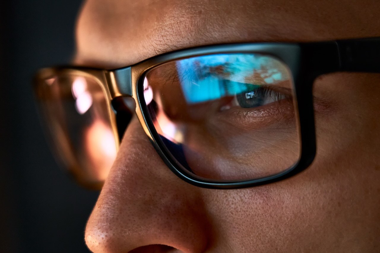 bluelight blocking glasses mental health screen time bipolar disorder