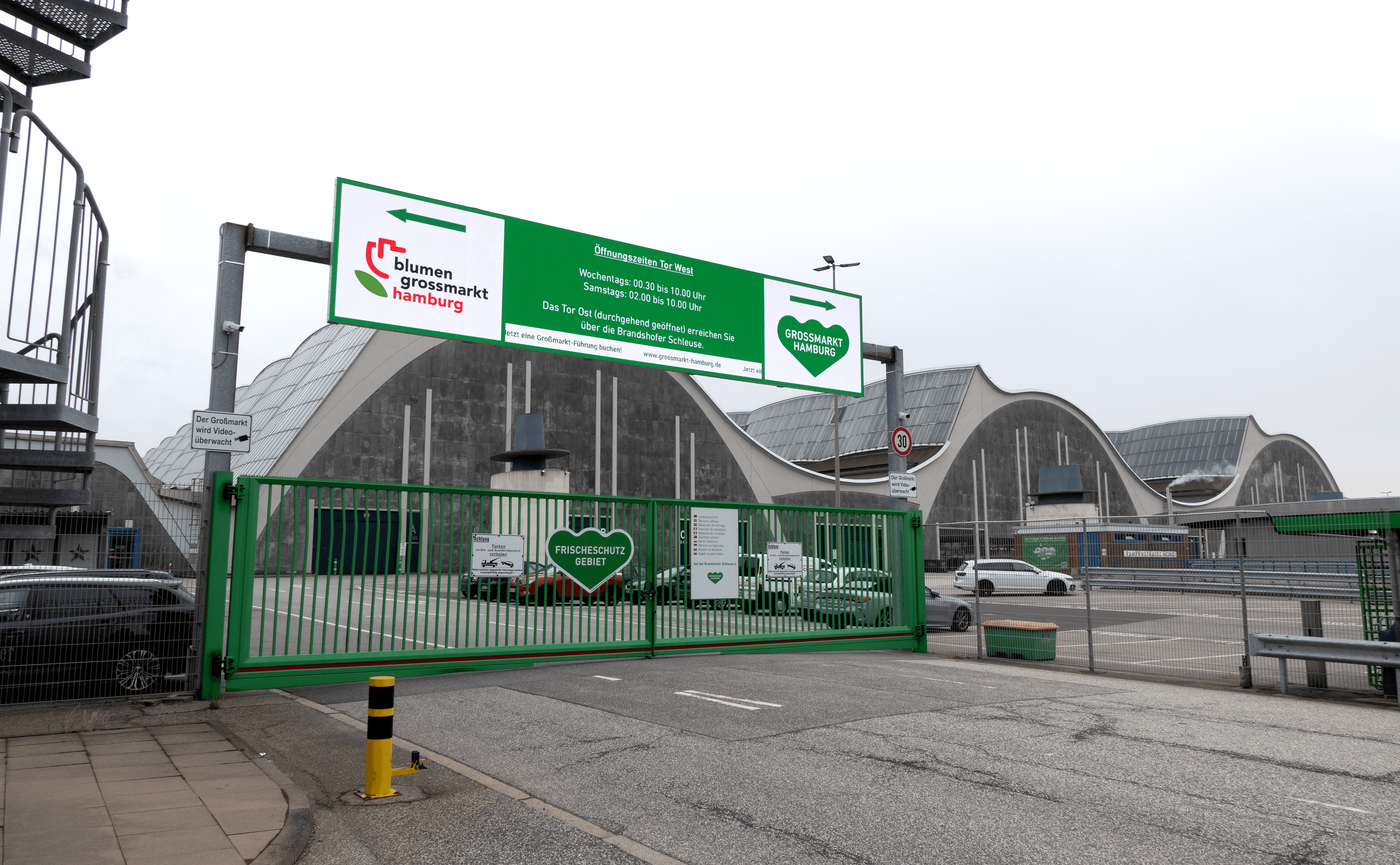 Scheibenmodell aus Holz vom tegut... teo, fotografiert auf einer Hand.