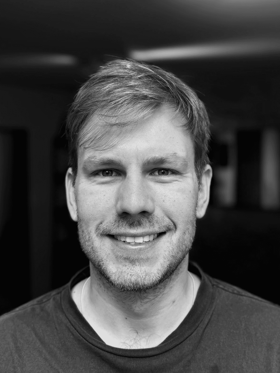 Adrian Mirow Bartels ist als Physiotherapeut und Manualtherapeut im PLÆCE tätig.