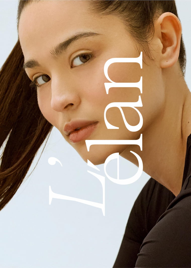 Portrait rapproché d’une femme regardant l’objectif