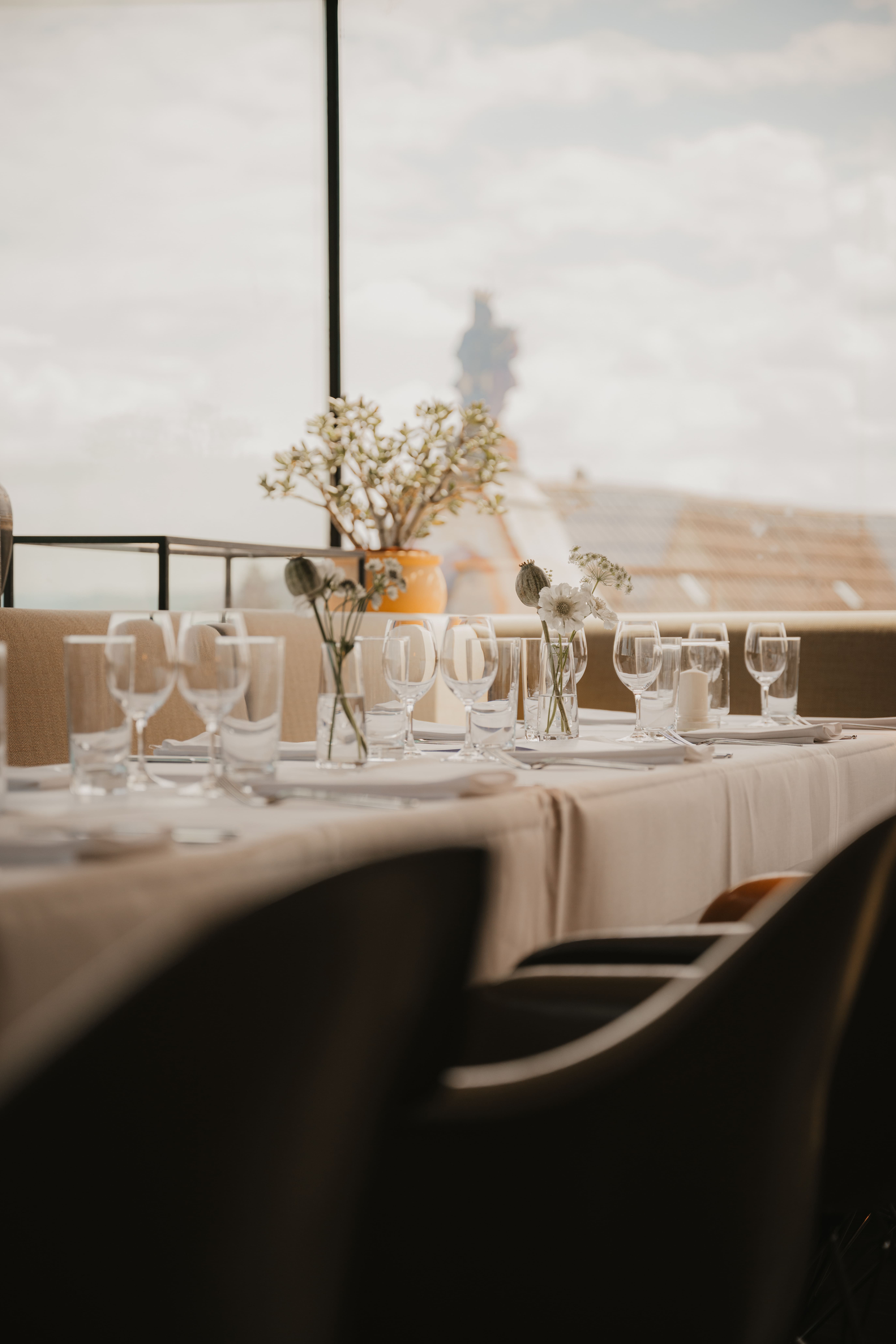 Eventlocation im Schöllmanns in Offenburg mit gedeckten Tischen für Veranstaltungen