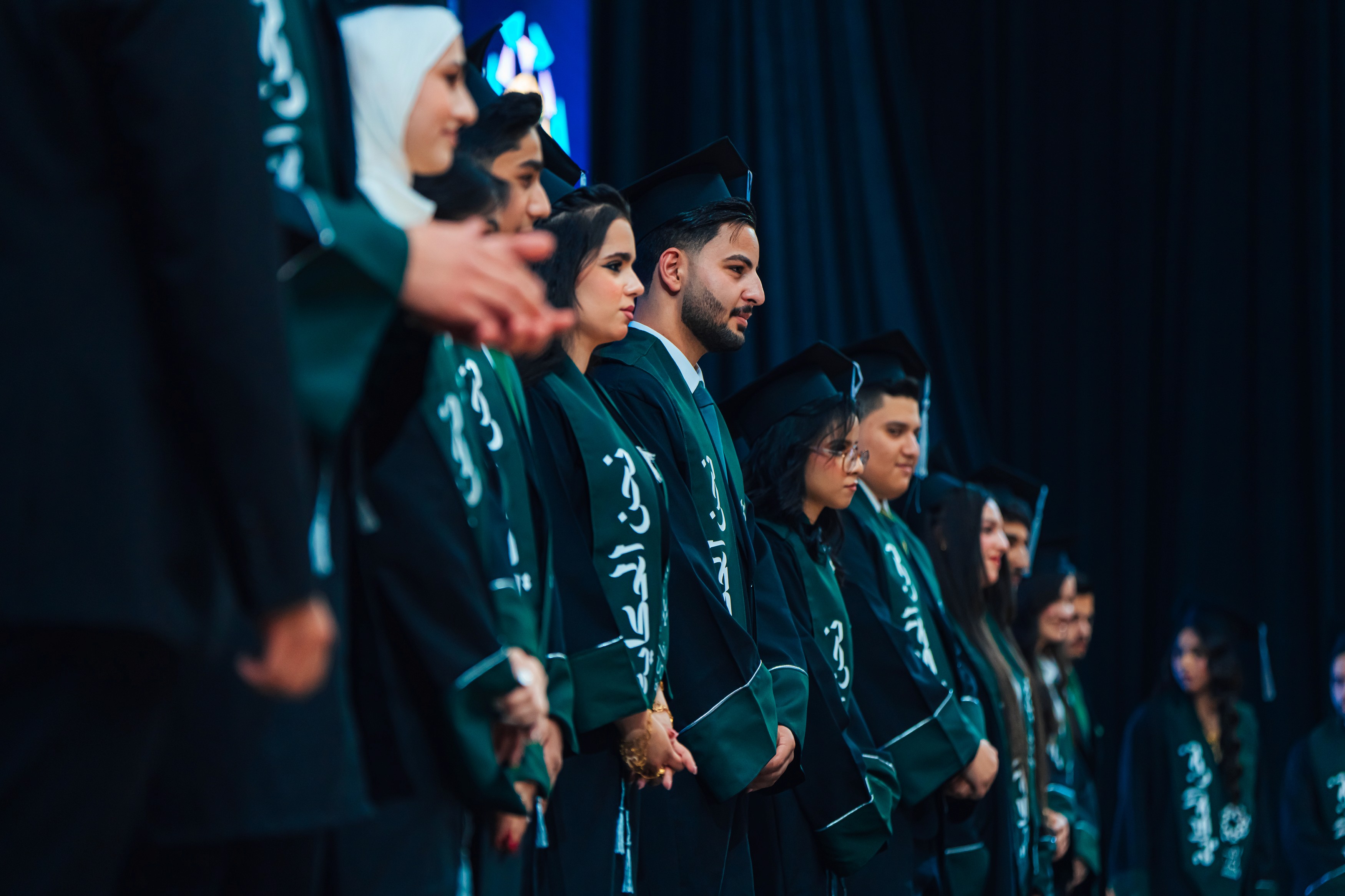 تجمع طلبة خريجين لأداء حفل التخرج