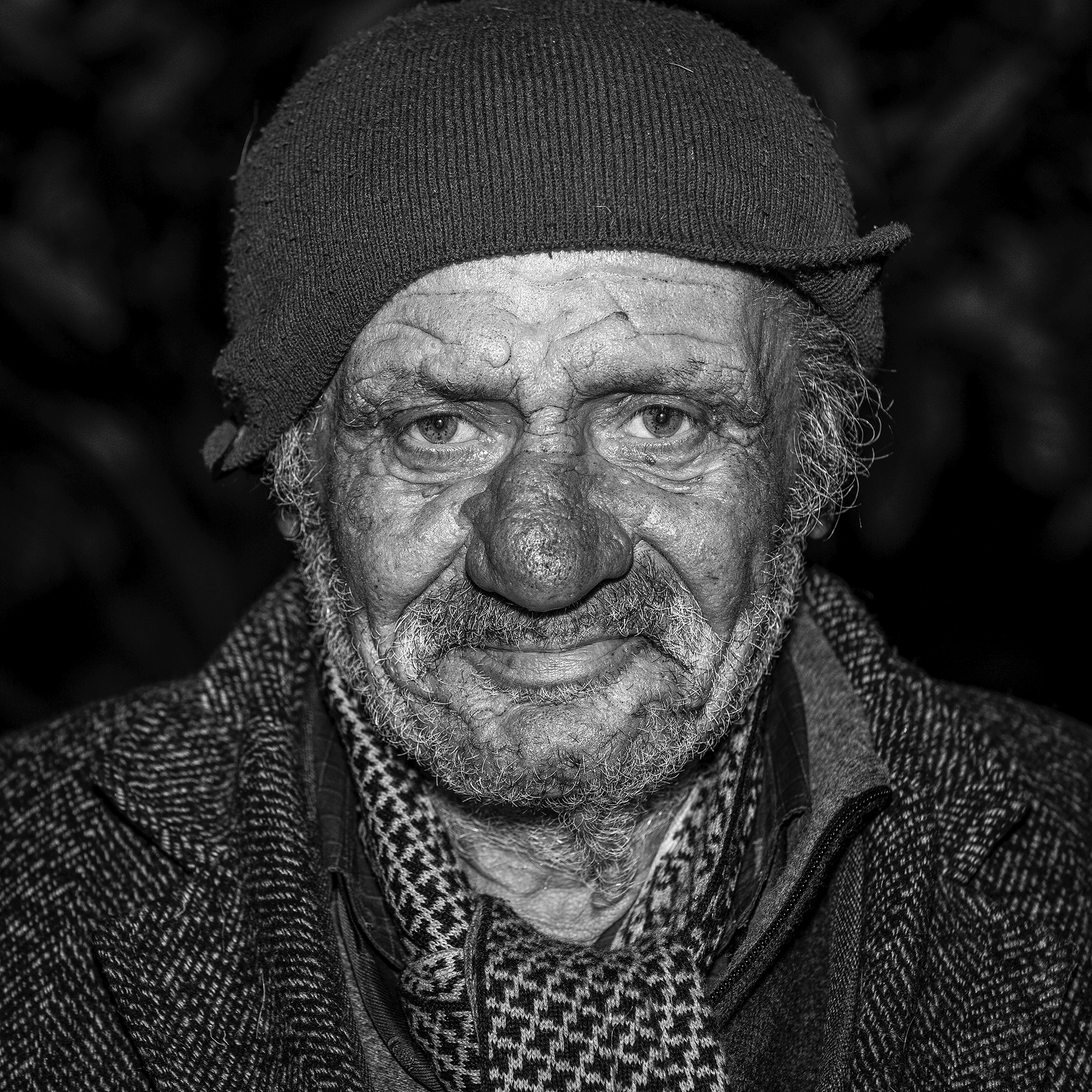 Frederic Bourcier, photographe documentaire, réalise des portraits d’un sans domicile fixe qui vient régulièrement lui rendre visite à son atelier. A travers ces photos, on peut voir les saisons , son humeur et surtout son état de fatigue.