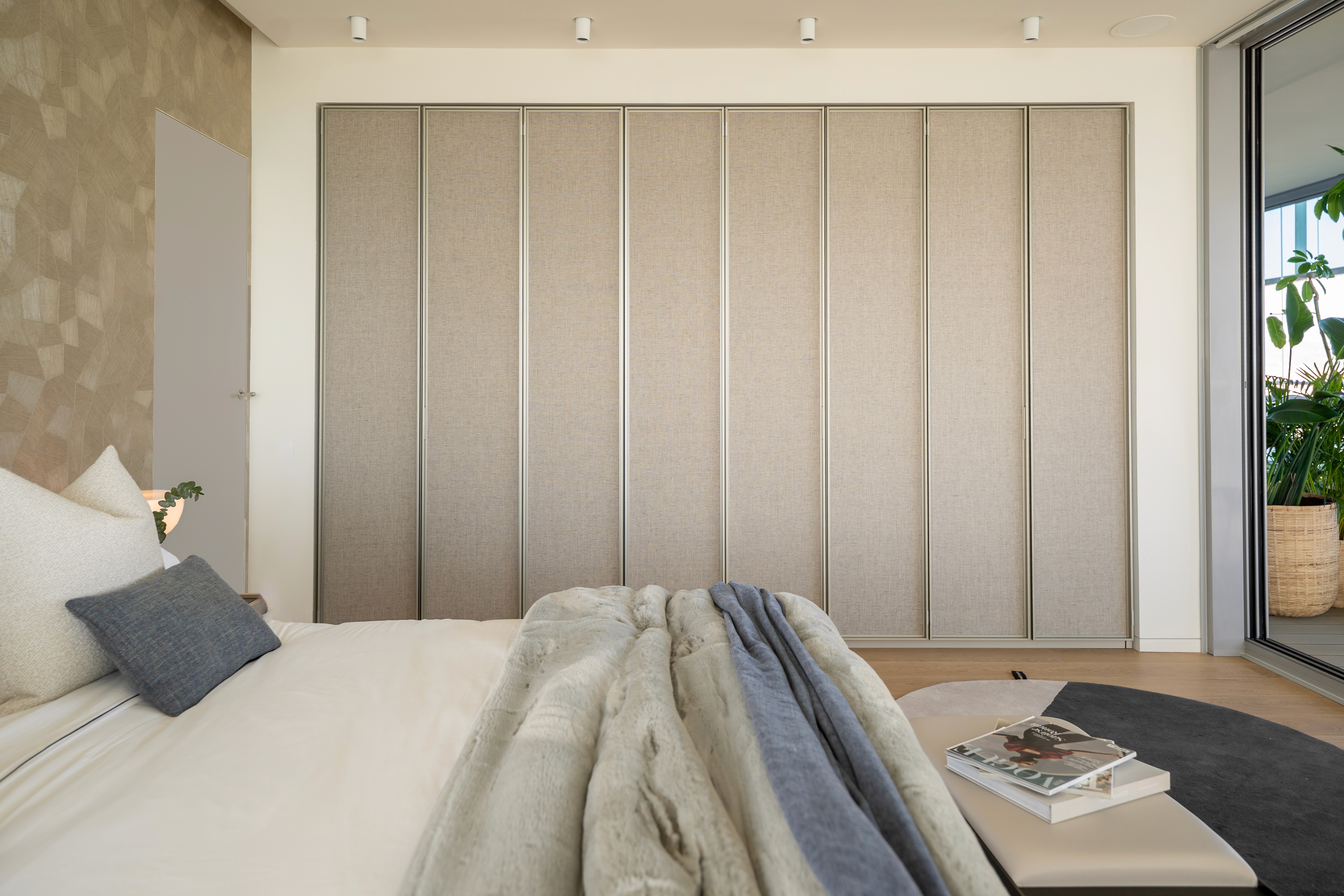 Armario integrado en dormitorio con luz natural