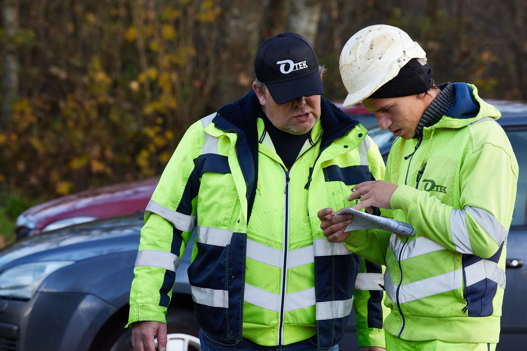 medarbejdere i samtale