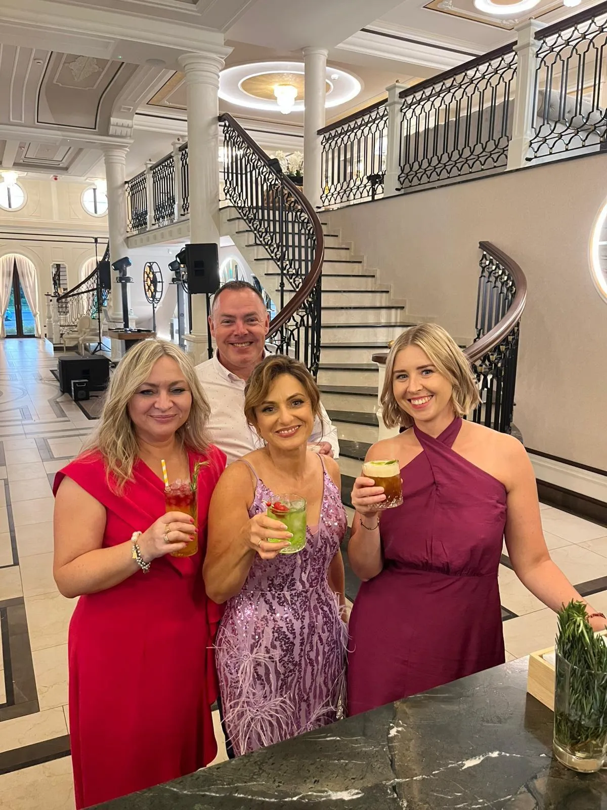 Barman na wesele prowadzący pokaz barmański, zachwycający gości.