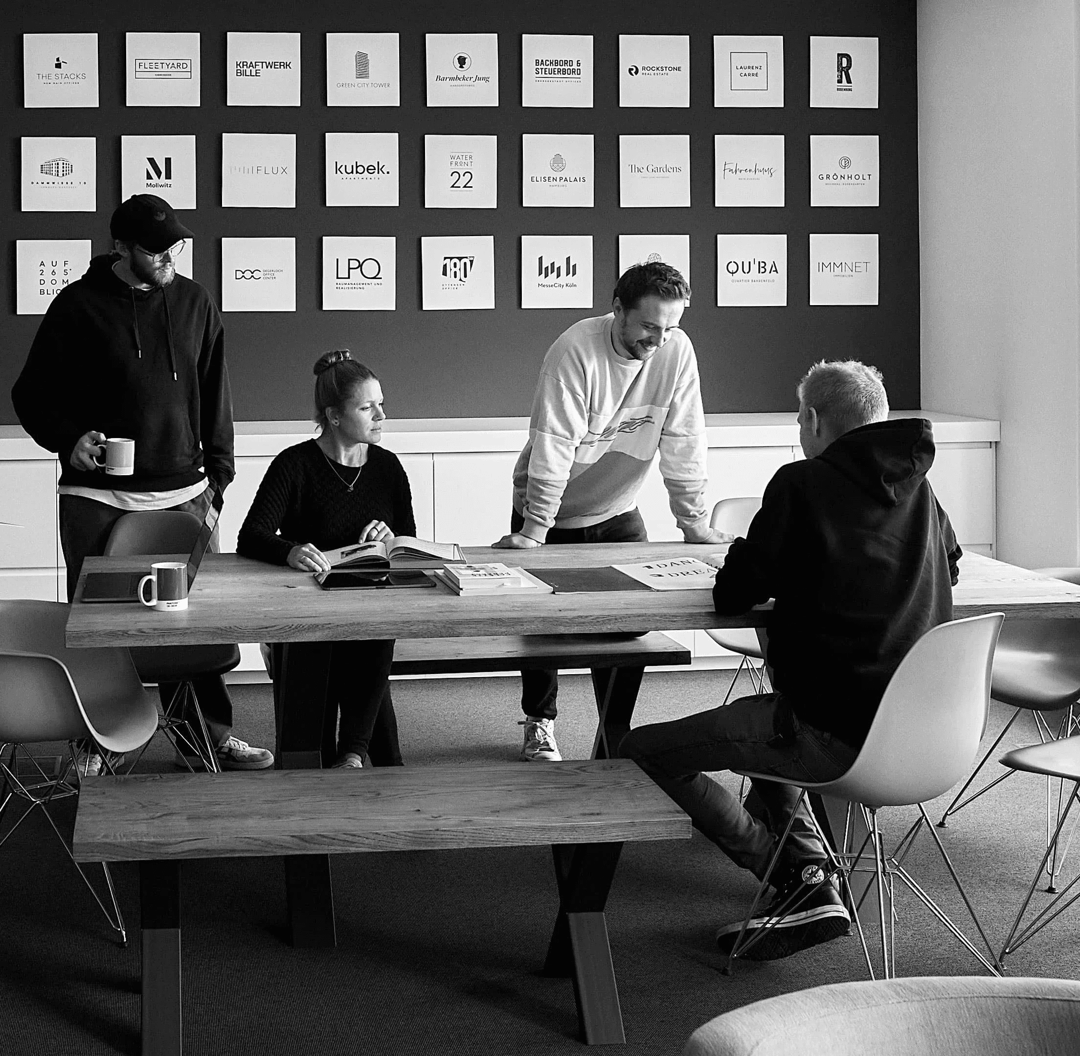 Interdisziplinäres Team arbeitet gemeinsam an einem Tisch.