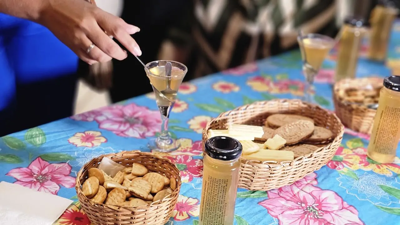 Drink Melodia Tropical em mesa com aperitivos.