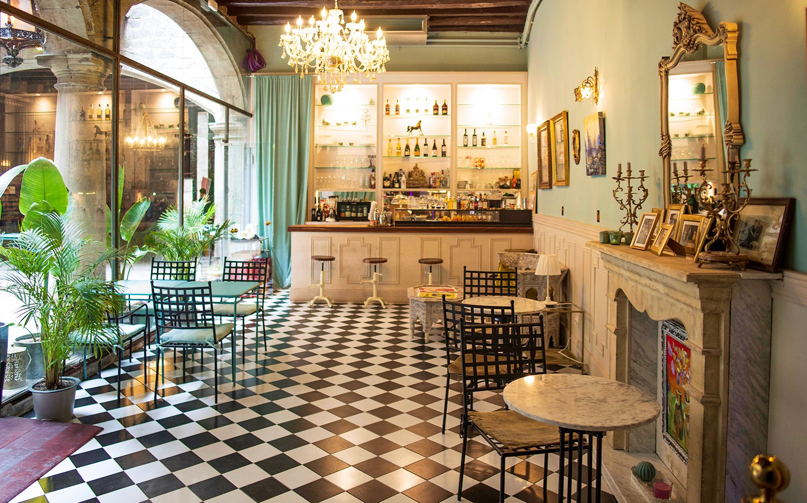 Palau Dalmases bárterület kockás padlóval és elegáns dekorációval, Barcelona.