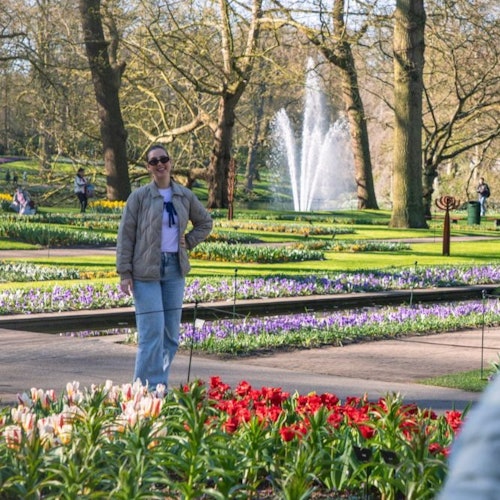 在美丽的花田拍照