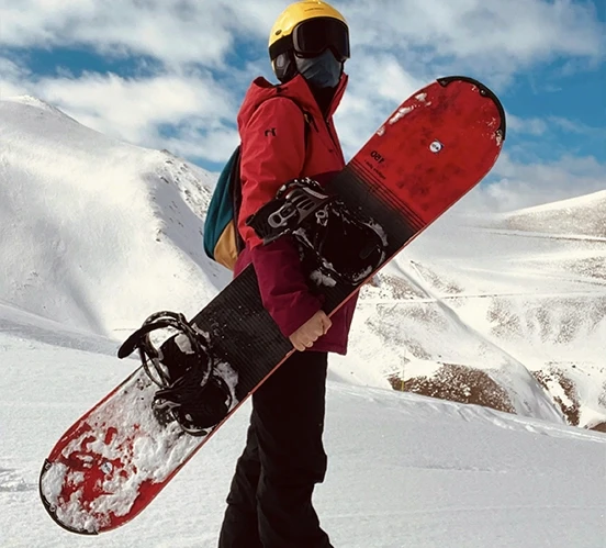 Homme avec snowboard loué sur jam