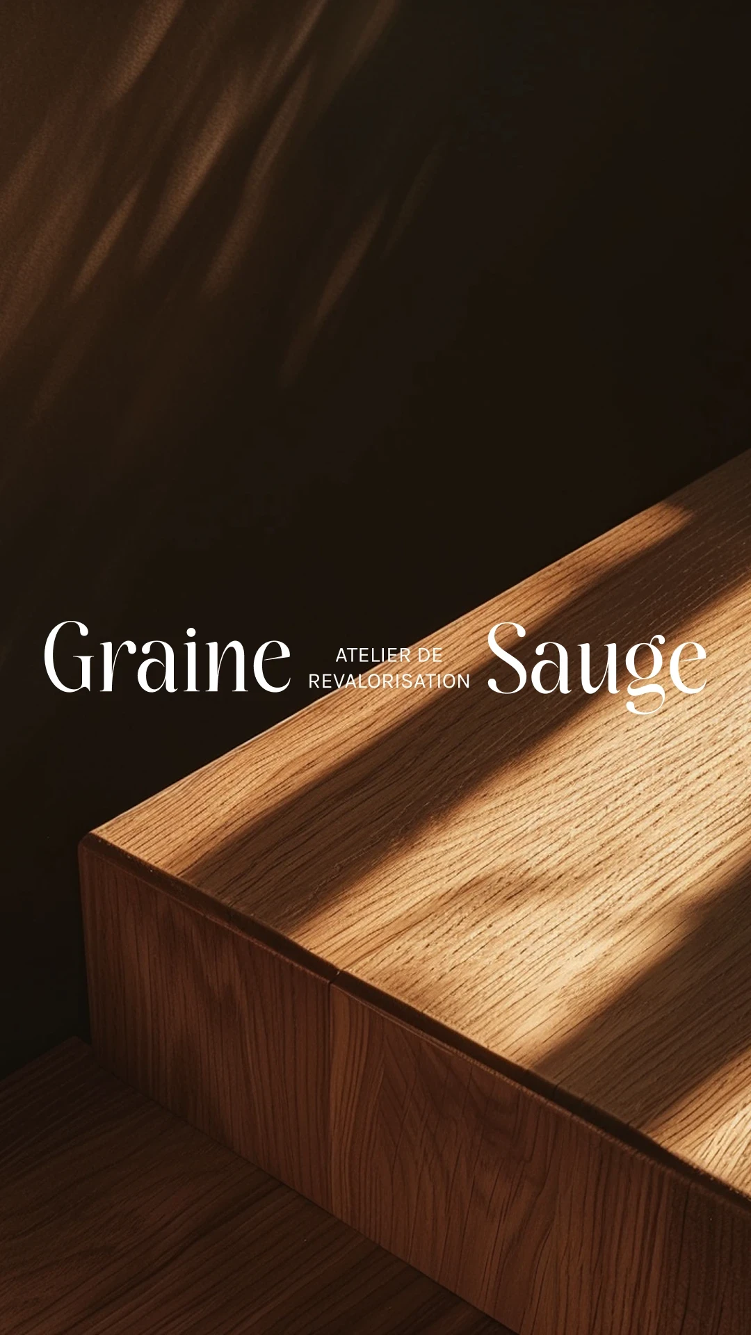 Identité visuelle Graine & Sauge appliquée sur un meuble en bois