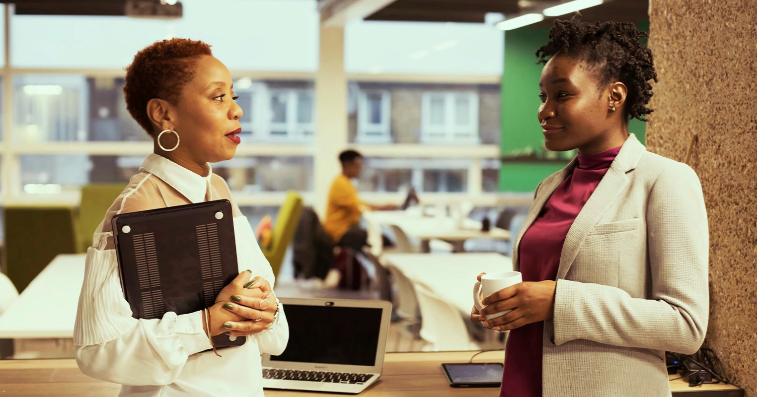 2 colleagues chatting in the office