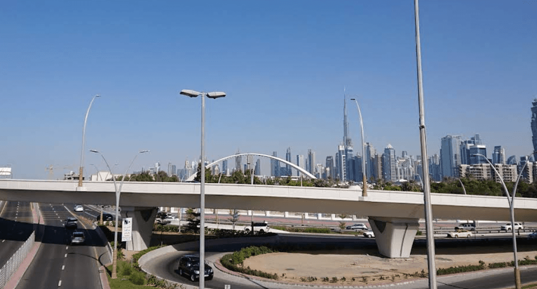 السفر داخل وحول جميرا 3 سهل مع الطرق الرئيسية، ولكن يمكن أن يكون مزدحمًا خلال ساعات الذروة.