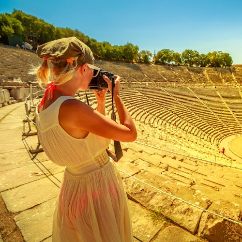 一位游客在埃皮达鲁斯古剧场拍照。