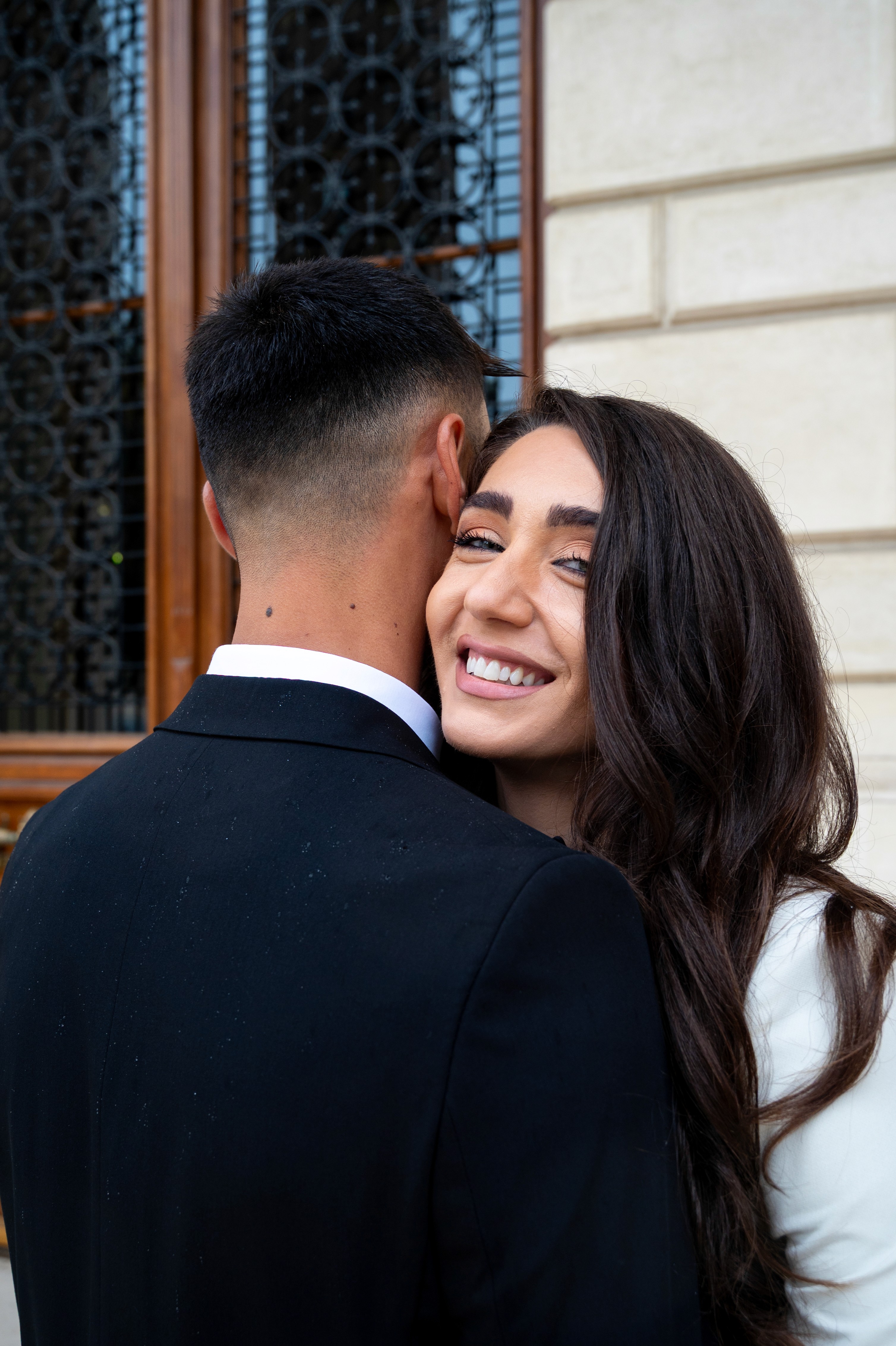 Portret romantic de cuplu după cununia civilă în București – fotografie profesională de cuplu.